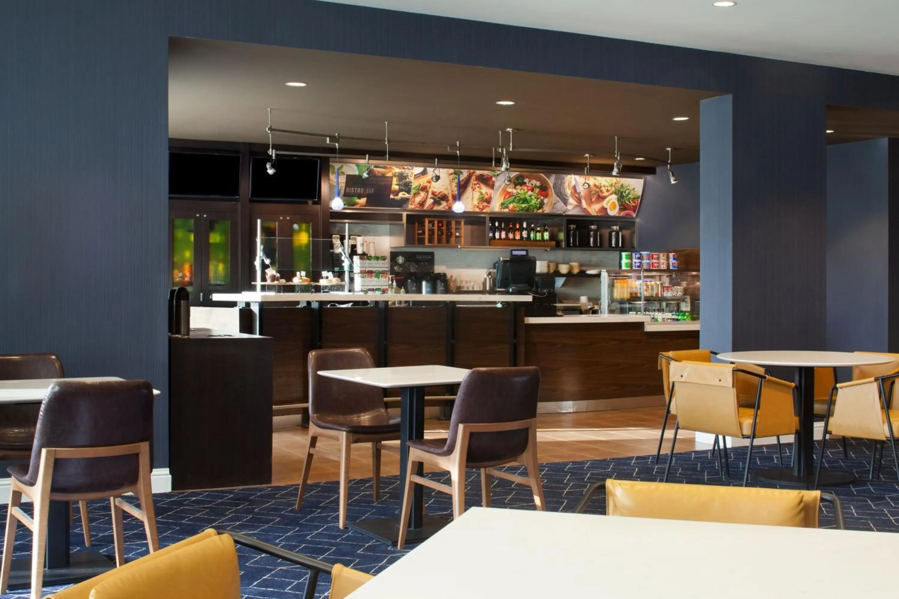 Breakfast in Courtyard by Marriott Newark Silicon Valley