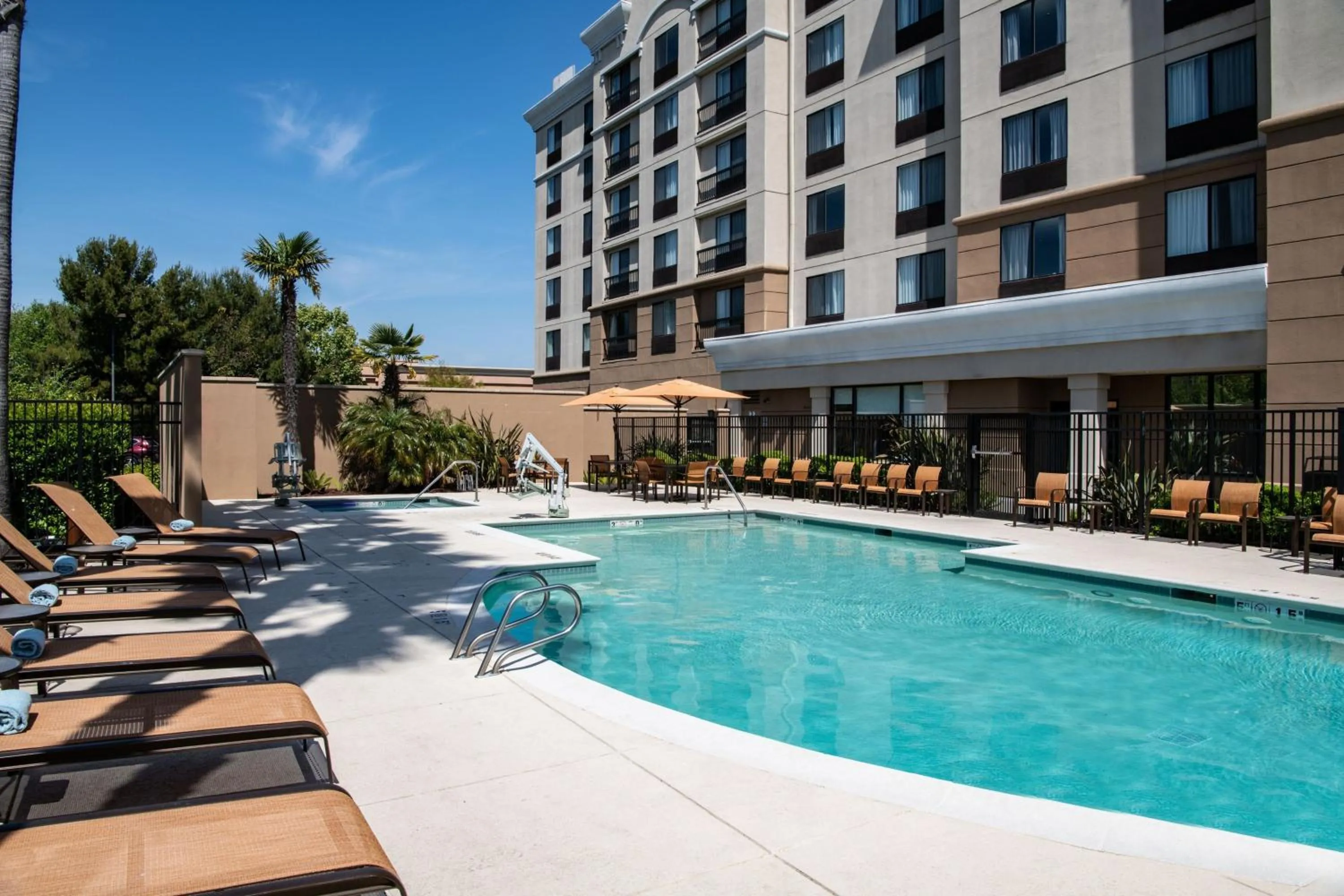 Swimming pool in Courtyard by Marriott Newark Silicon Valley