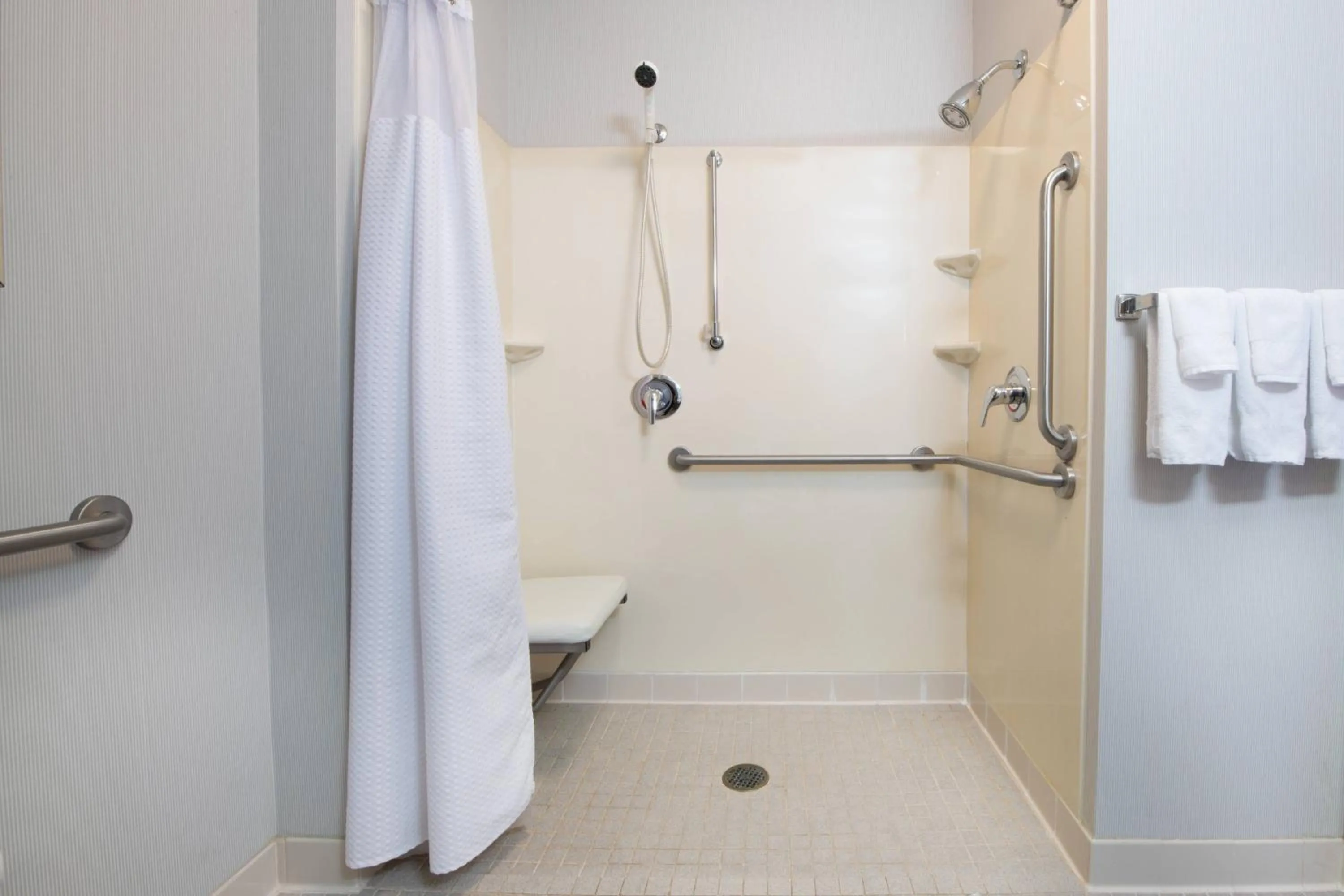 Bathroom in Courtyard by Marriott Newark Silicon Valley