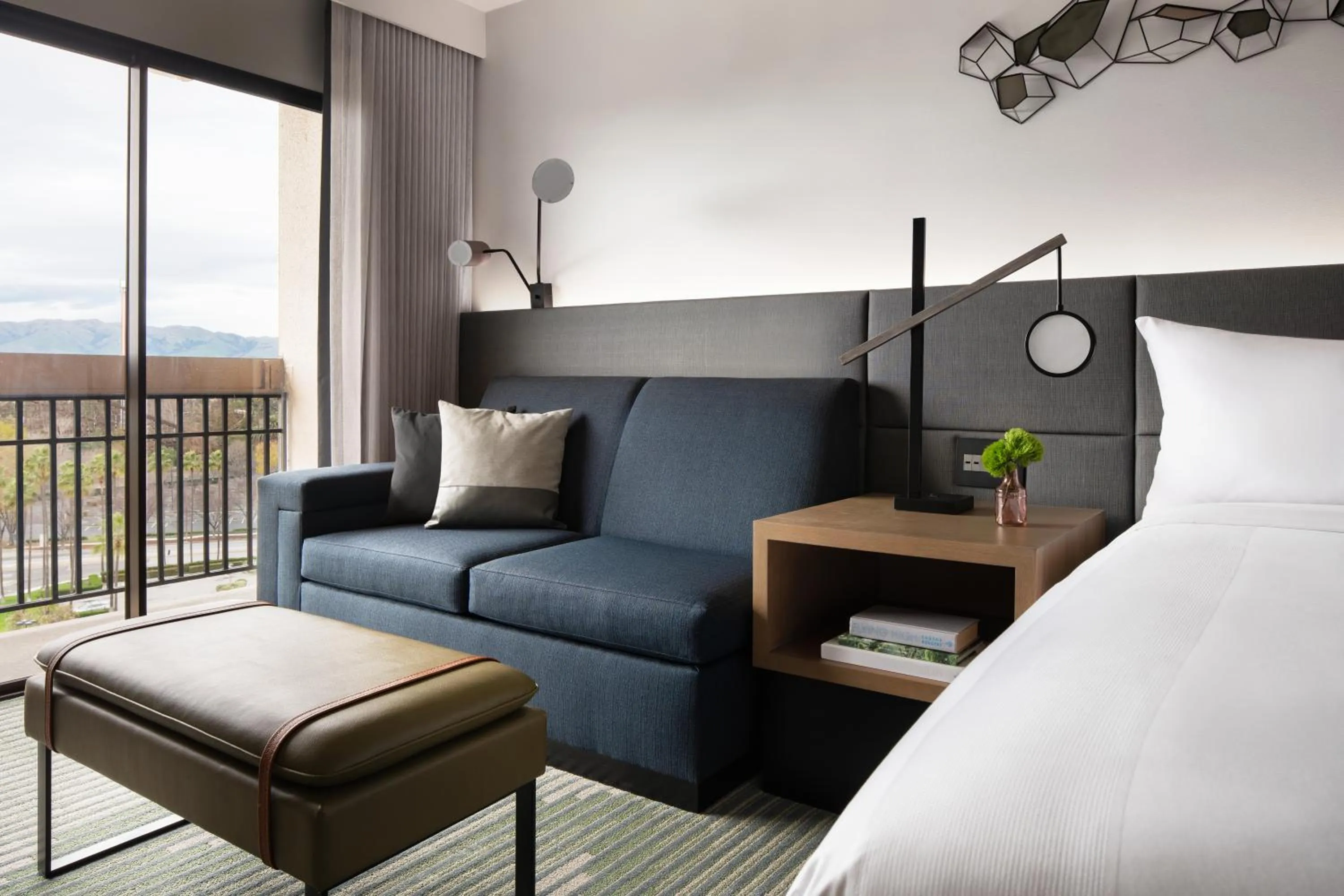 Seating area, Bed in Santa Clara Marriott