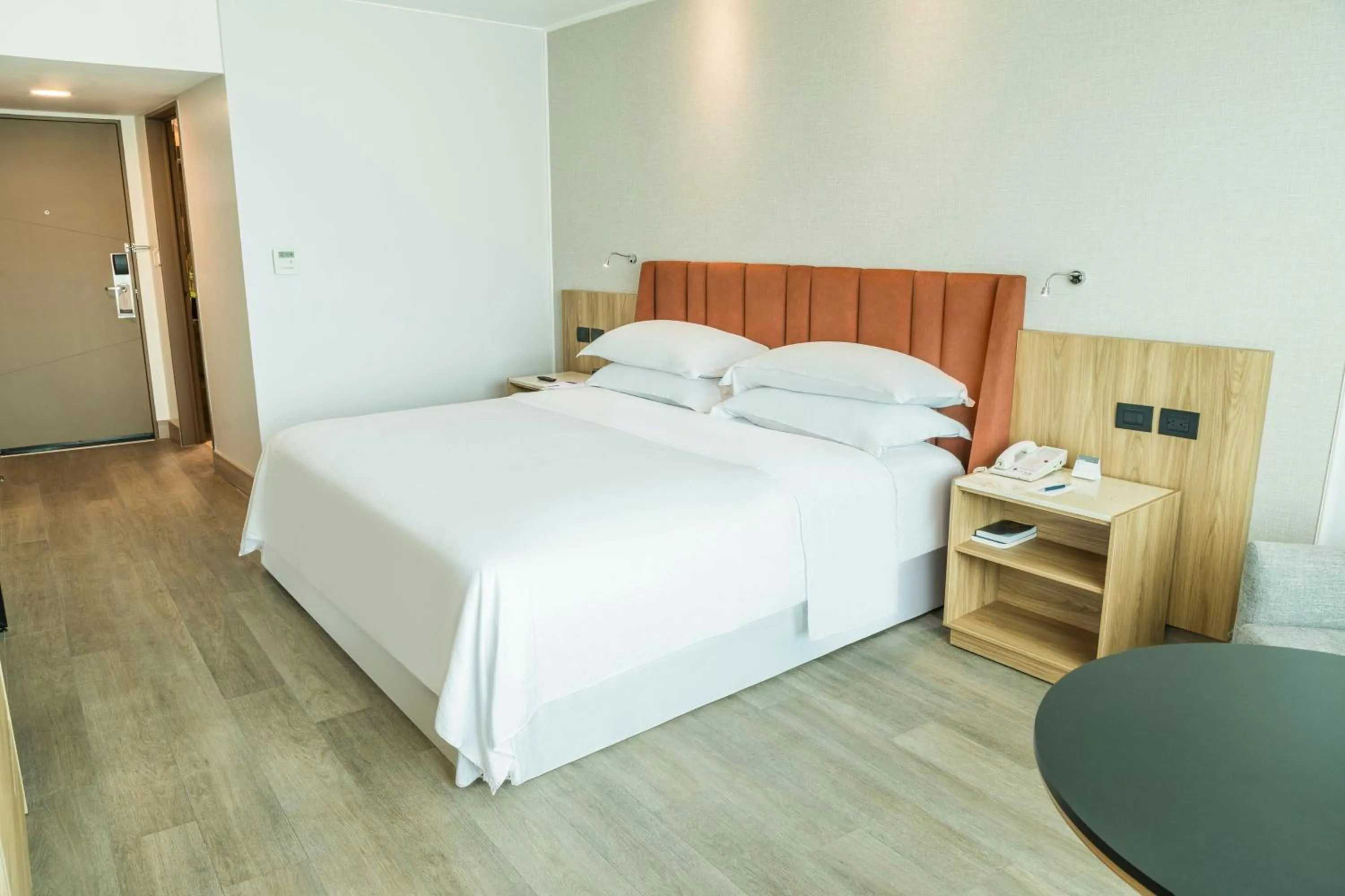 Photo of the whole room, Bed in Sheraton Guayaquil