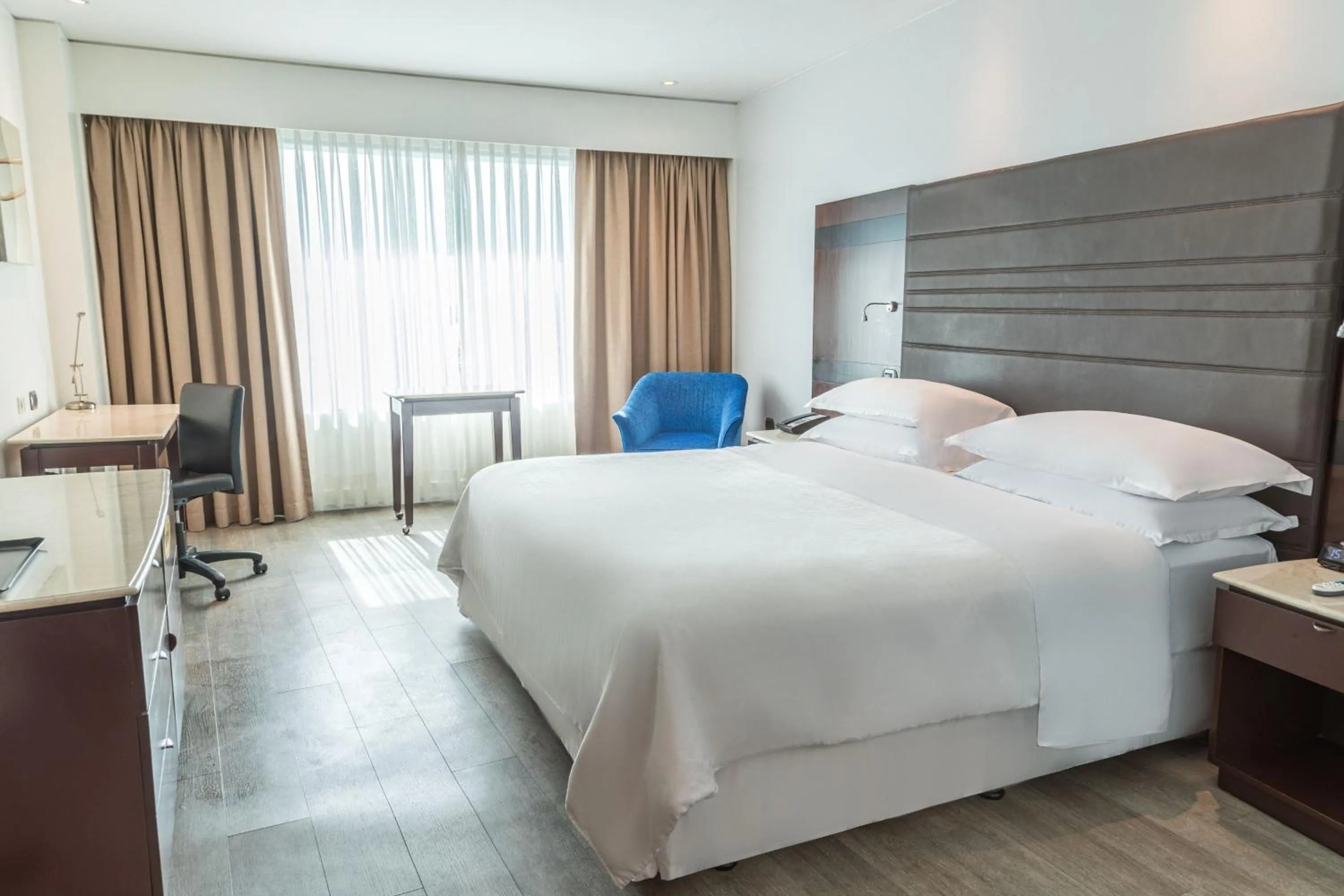 Photo of the whole room, Bed in Sheraton Guayaquil