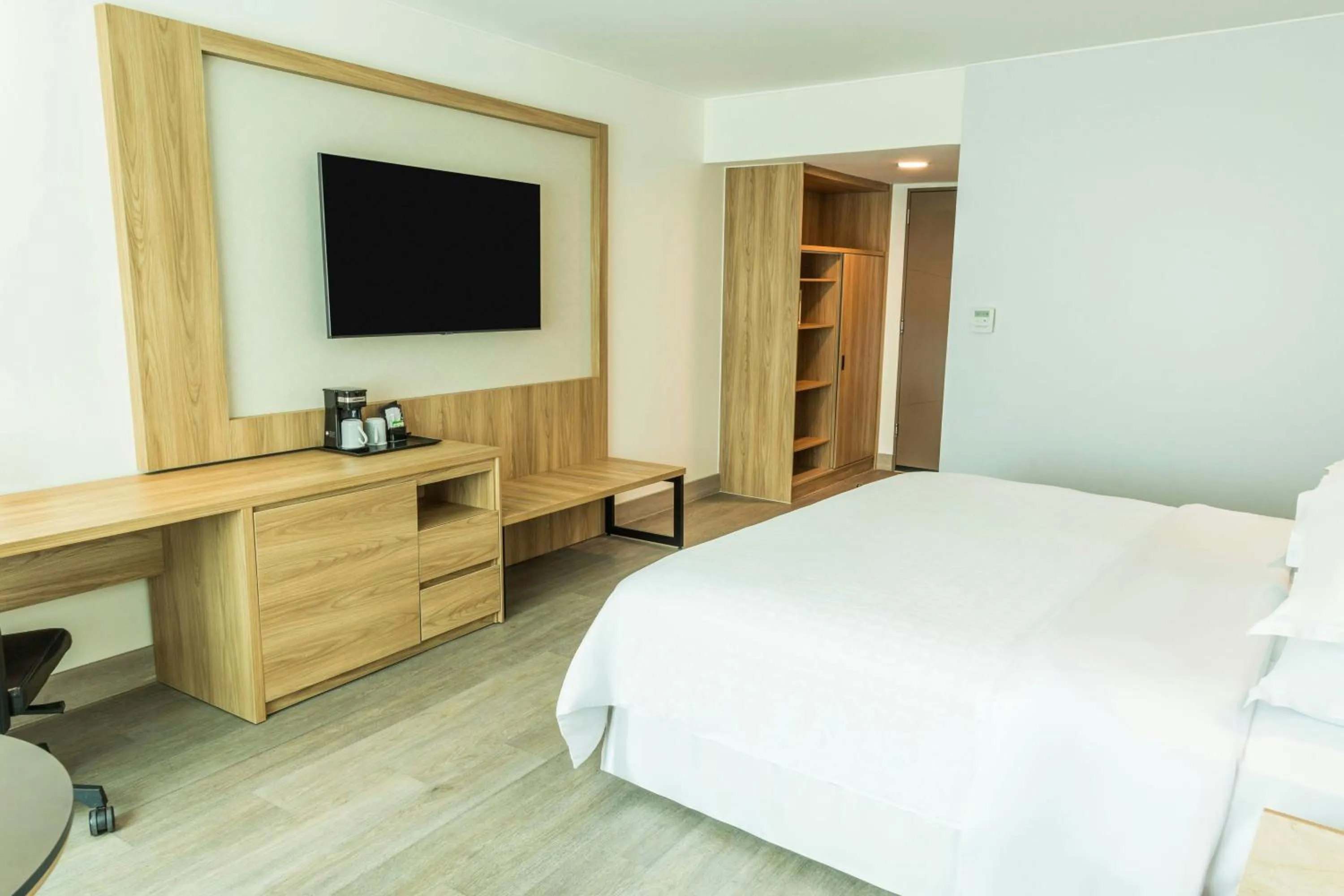 Photo of the whole room, Bed in Sheraton Guayaquil