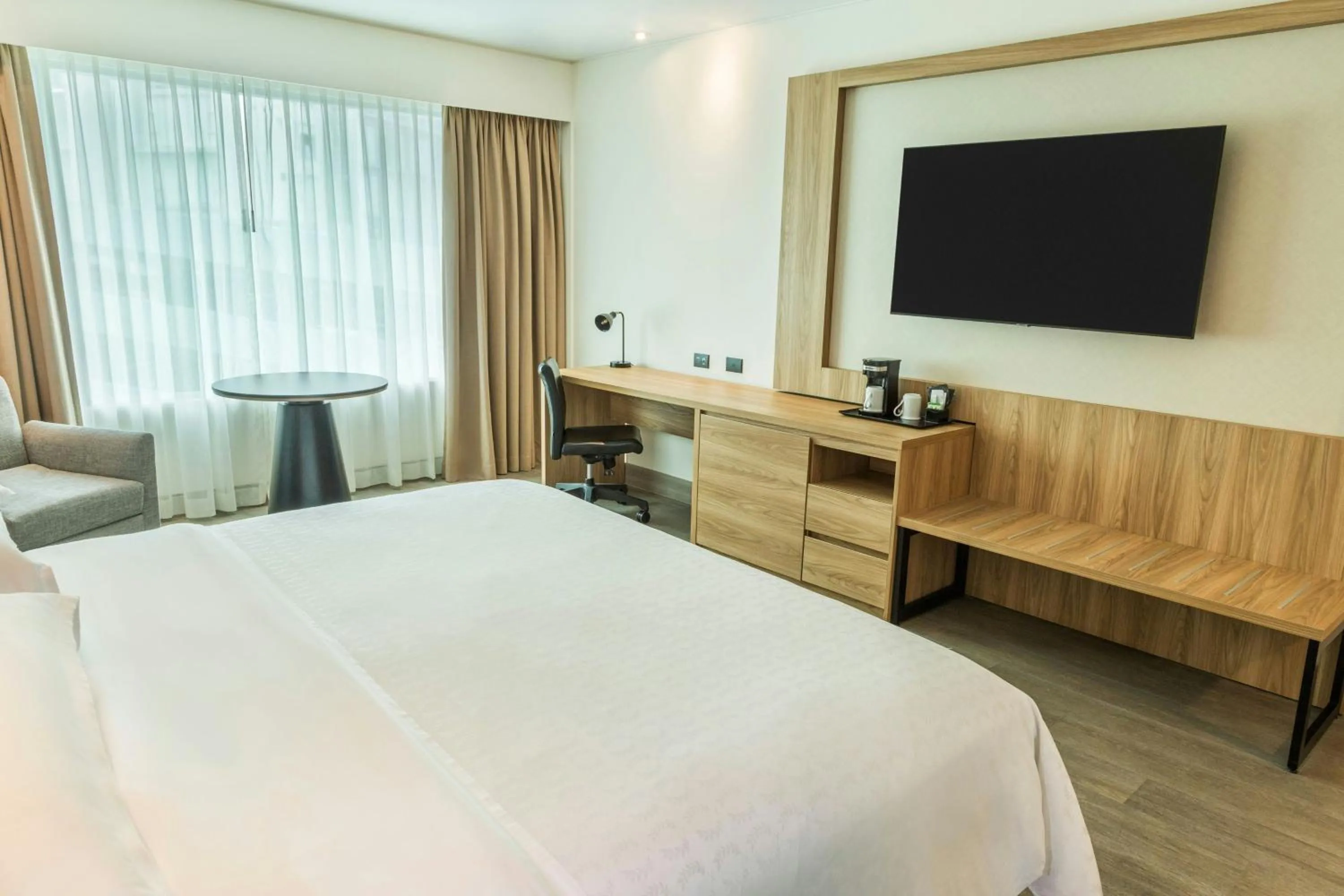 Photo of the whole room, Bed in Sheraton Guayaquil