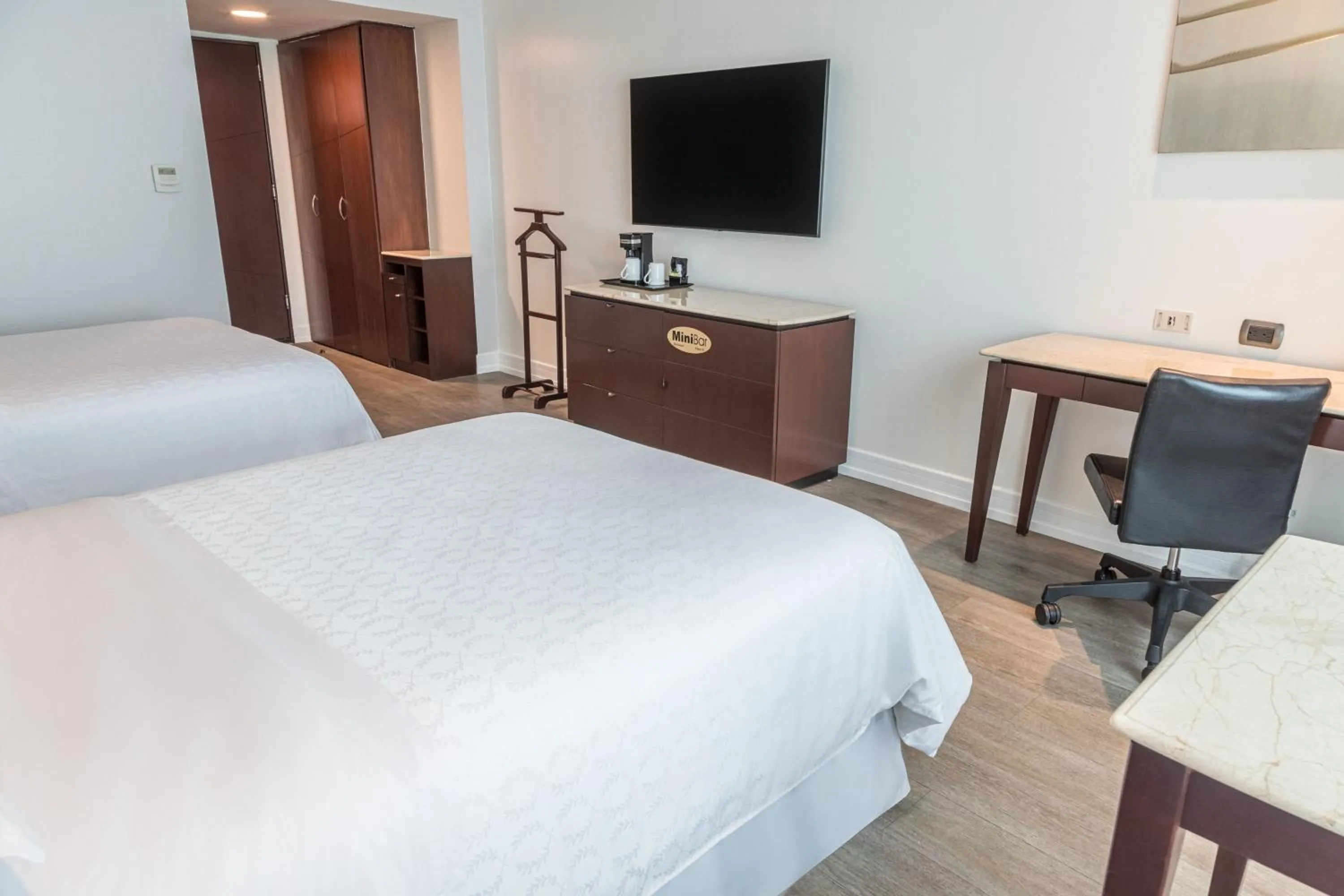 Photo of the whole room, Bed in Sheraton Guayaquil