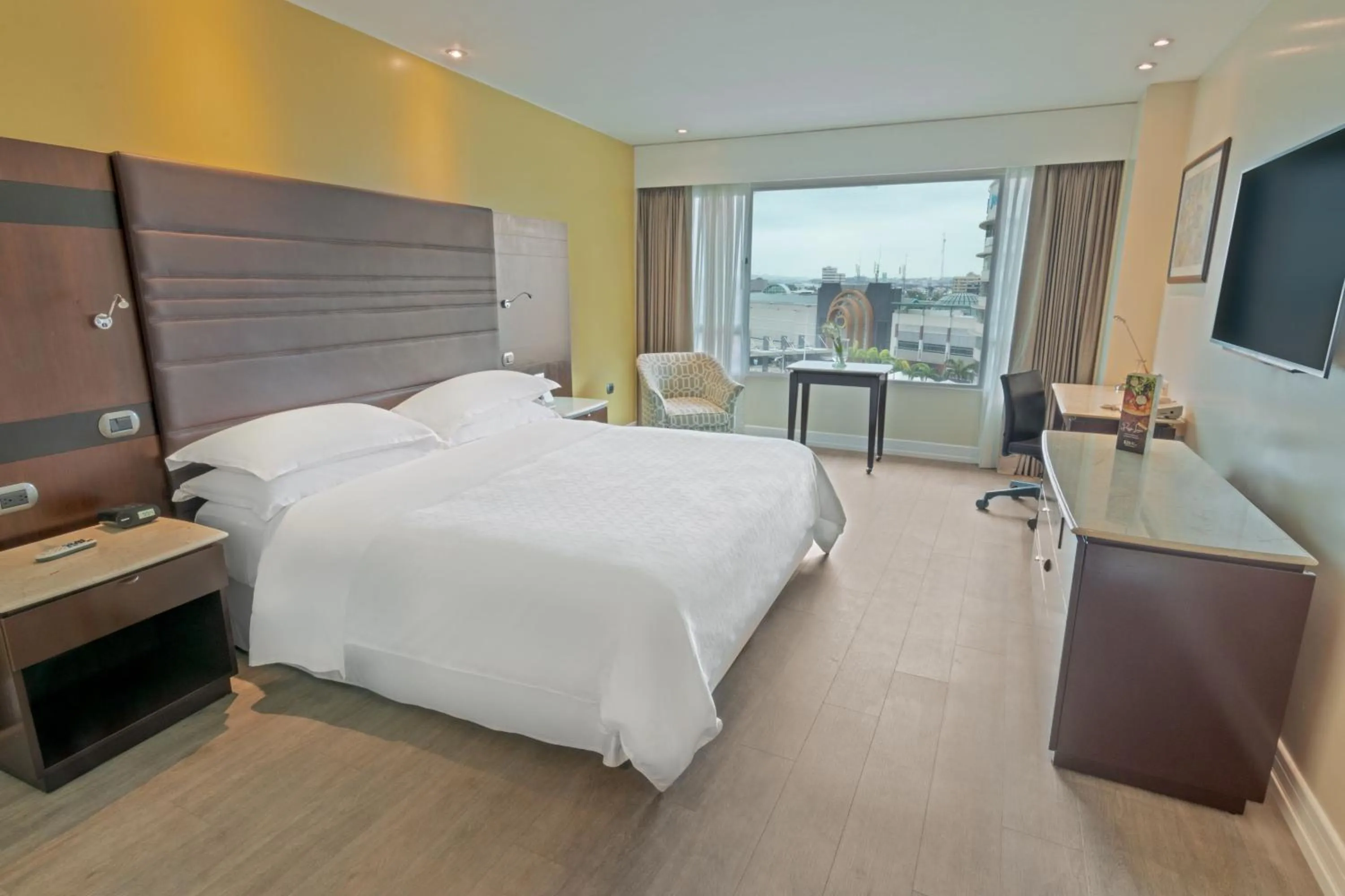 Swimming pool, Bed in Sheraton Guayaquil