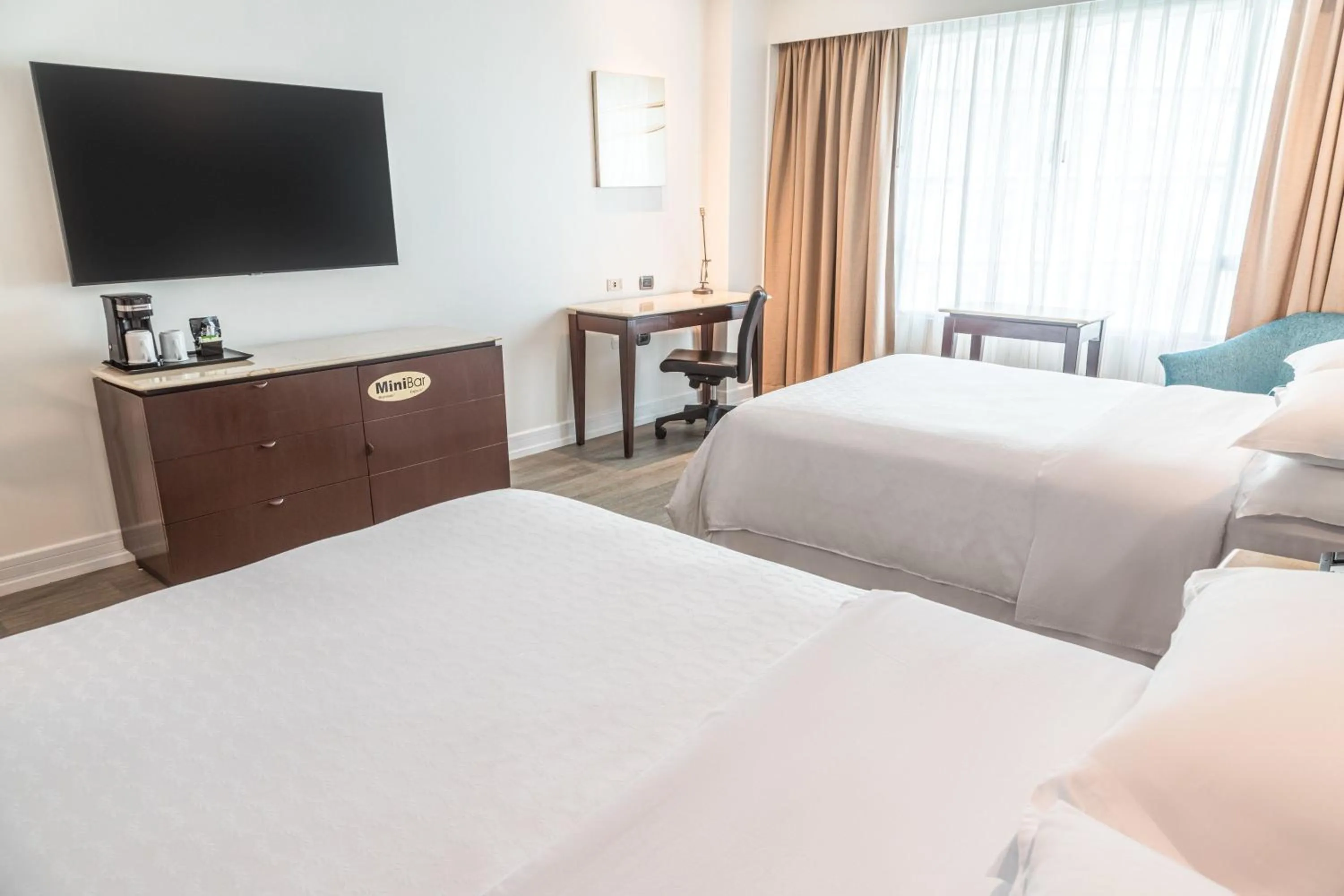 Photo of the whole room, Bed in Sheraton Guayaquil