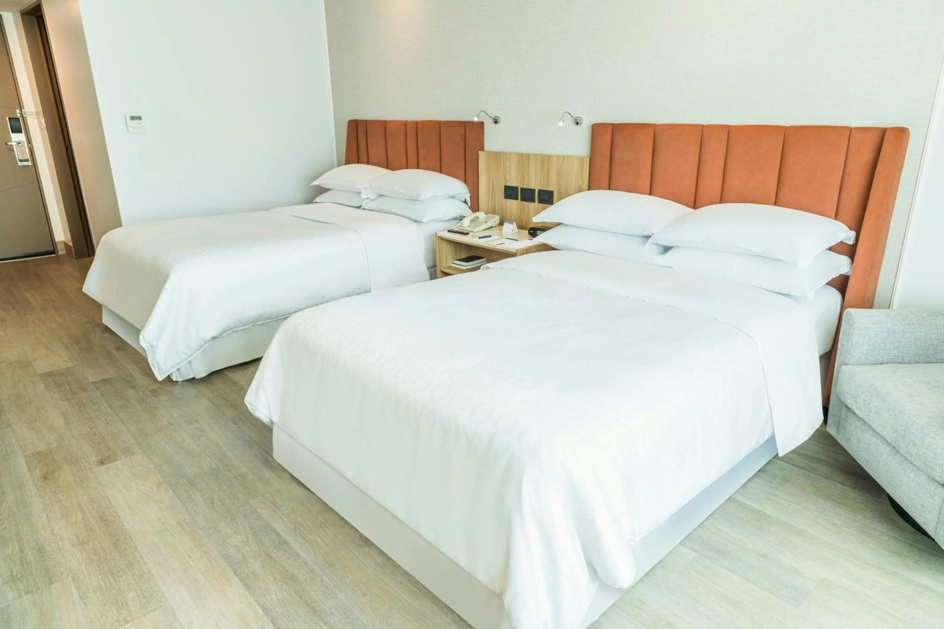 Photo of the whole room, Bed in Sheraton Guayaquil