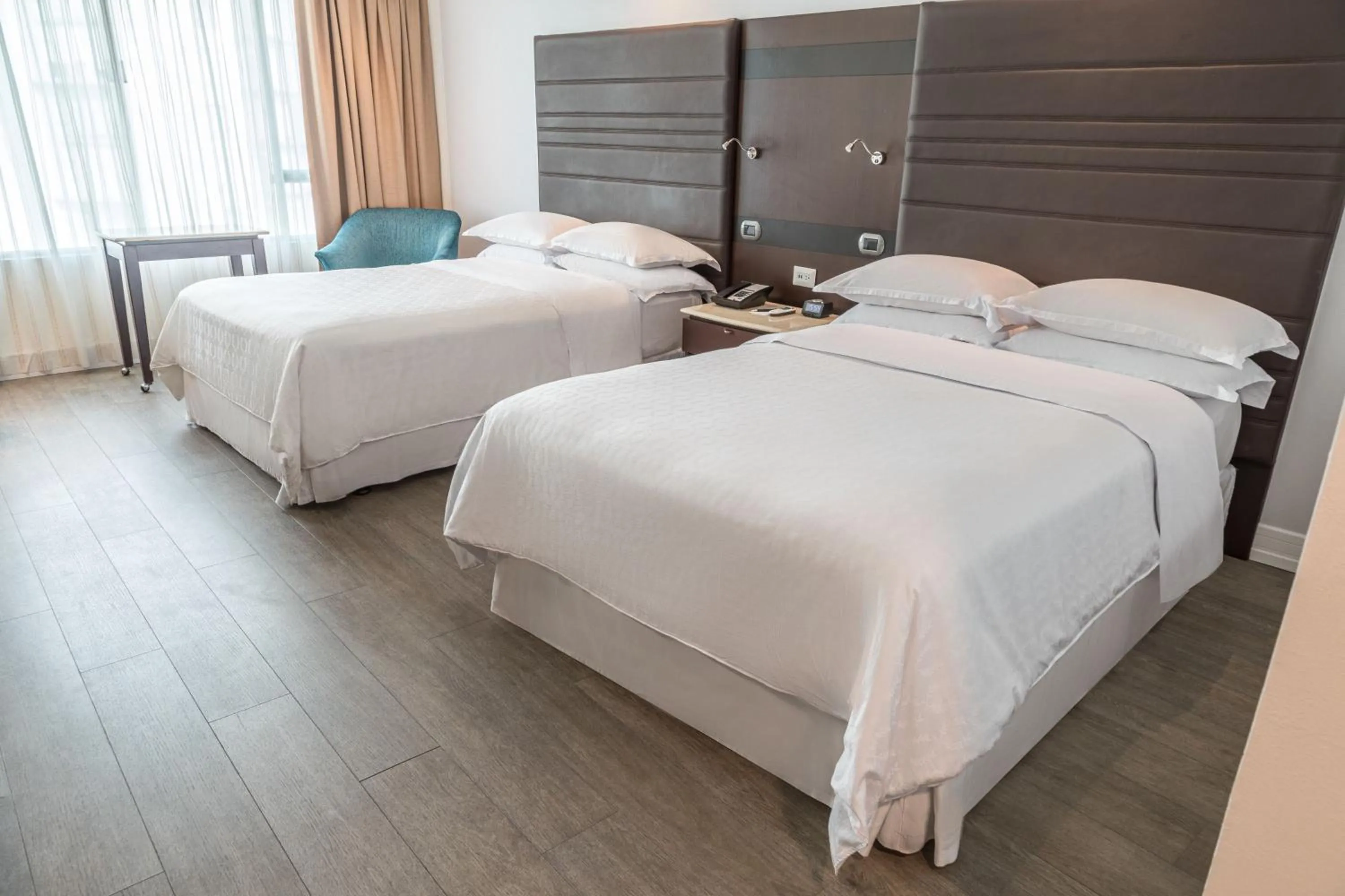 Photo of the whole room, Bed in Sheraton Guayaquil