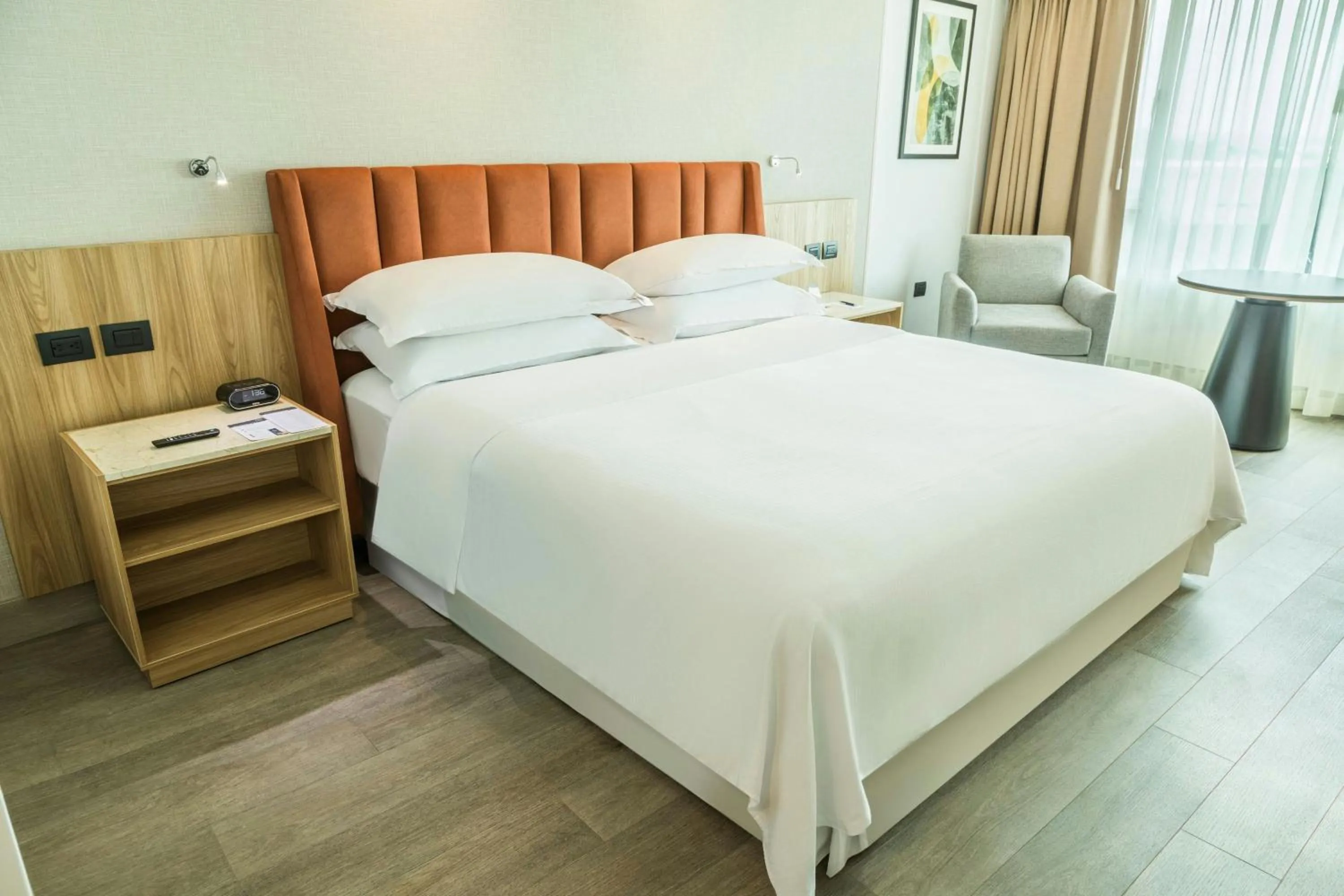 Photo of the whole room, Bed in Sheraton Guayaquil