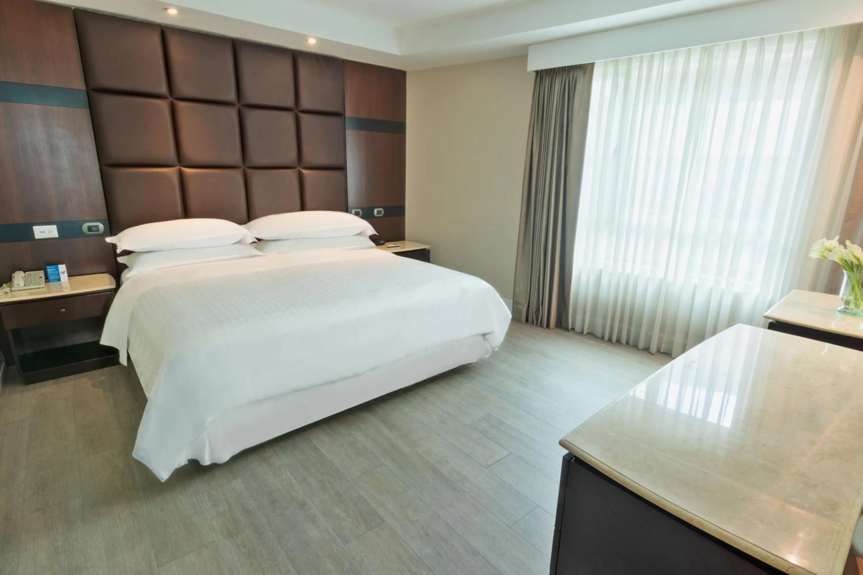 Photo of the whole room, Bed in Sheraton Guayaquil