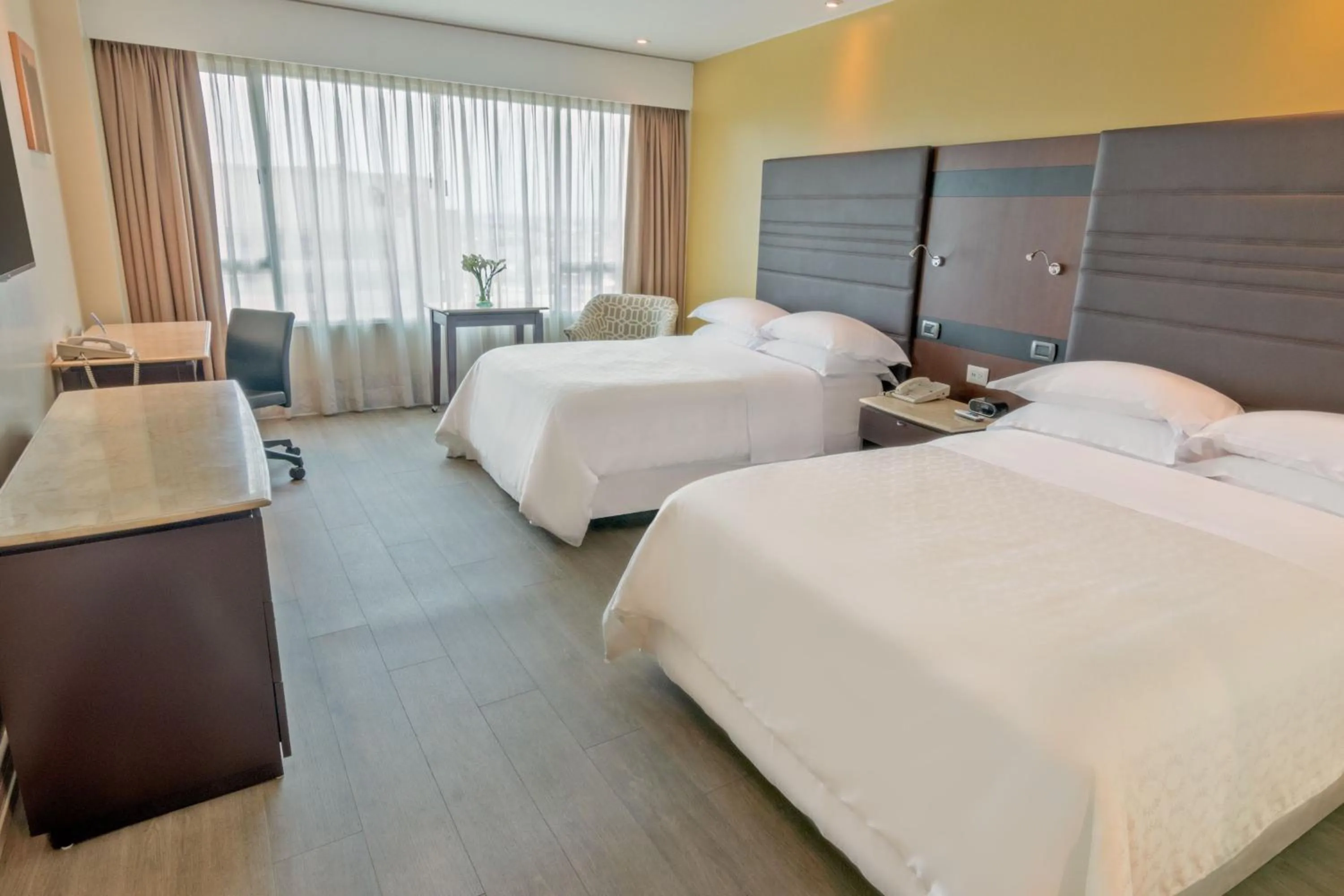 Photo of the whole room, Bed in Sheraton Guayaquil