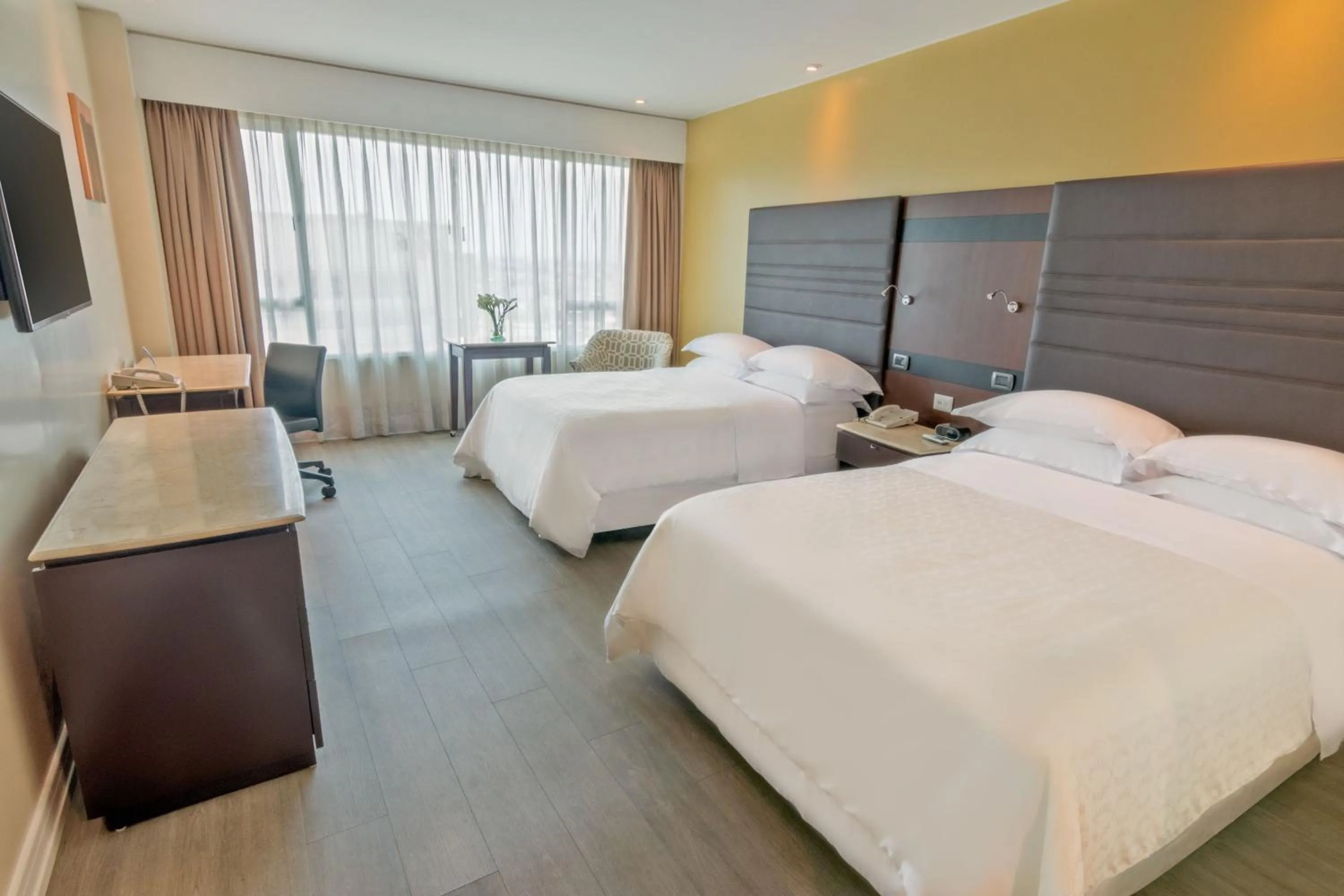 Photo of the whole room, Bed in Sheraton Guayaquil