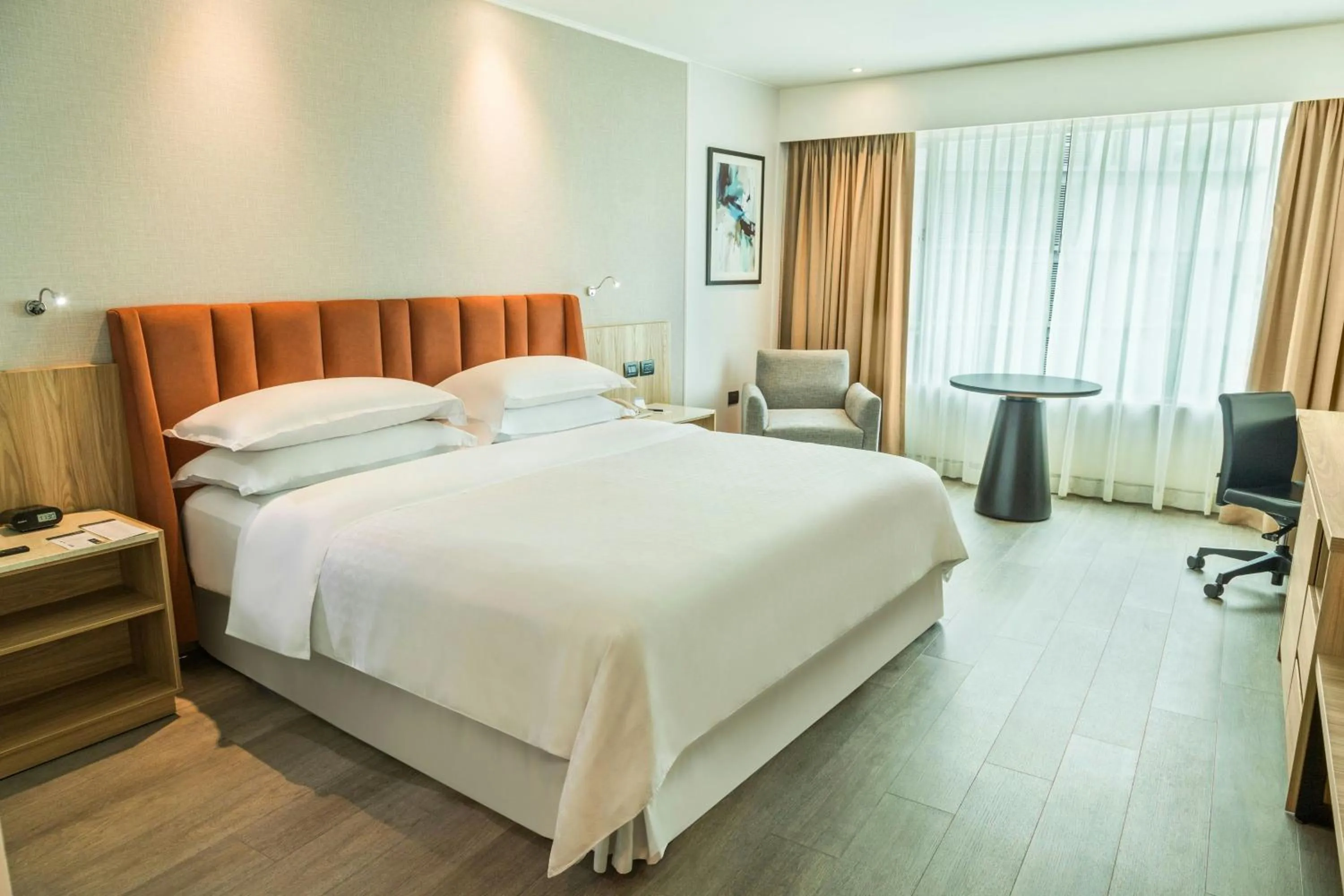 Photo of the whole room, Bed in Sheraton Guayaquil