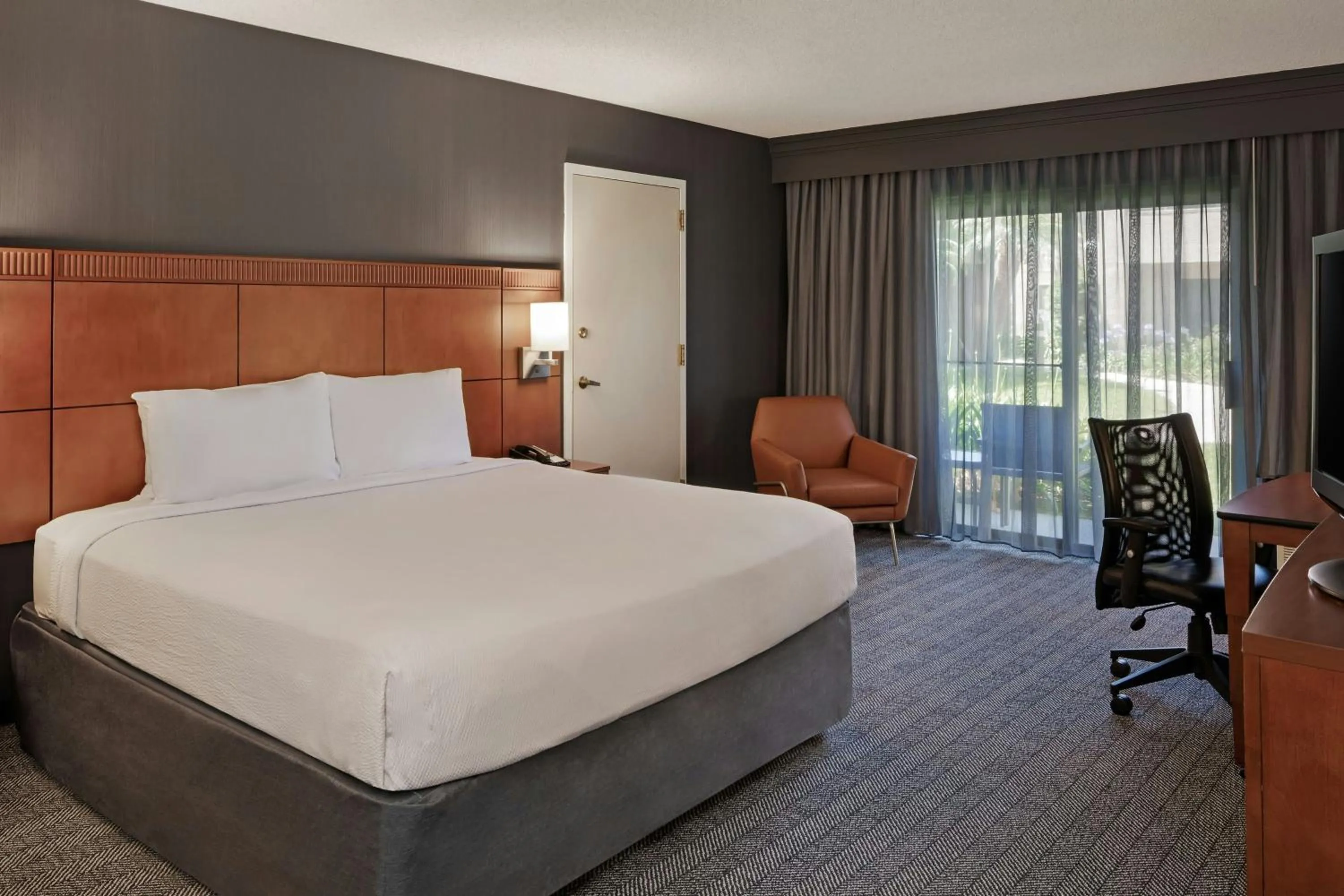 Photo of the whole room, Bed in Courtyard Anaheim Buena Park