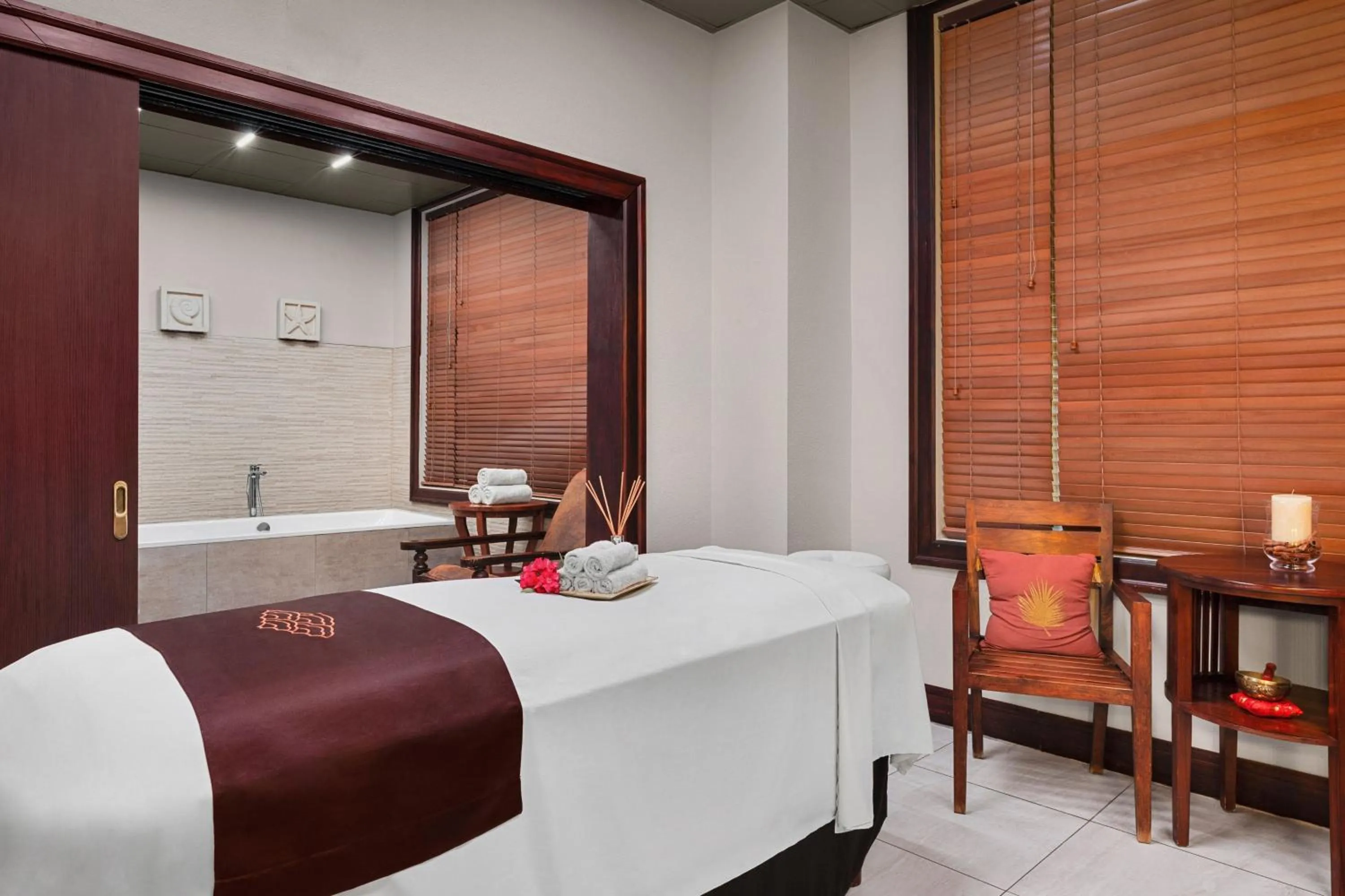Spa and wellness centre/facilities, Bed in Marriott's Aruba Surf Club