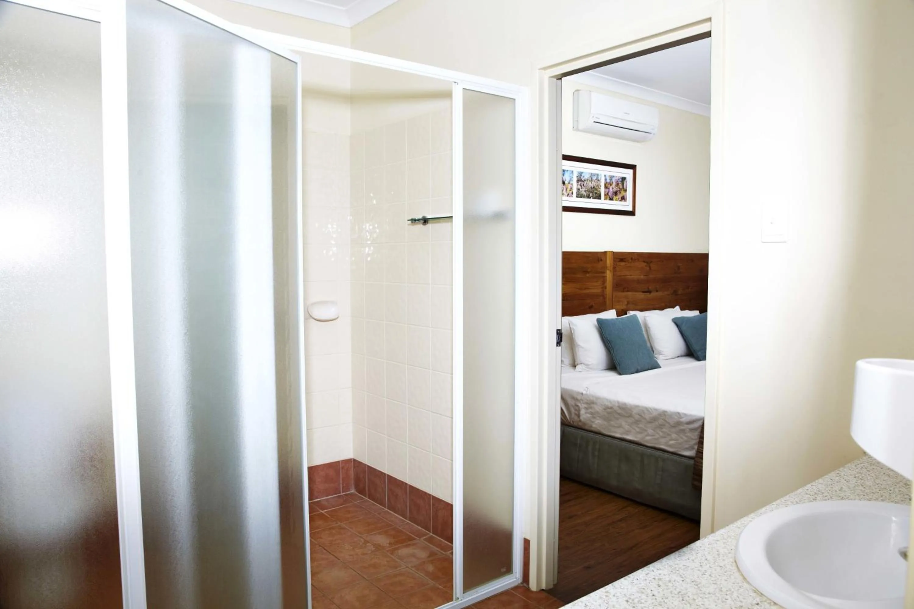 Bathroom, Bed in Kimberley Hotel