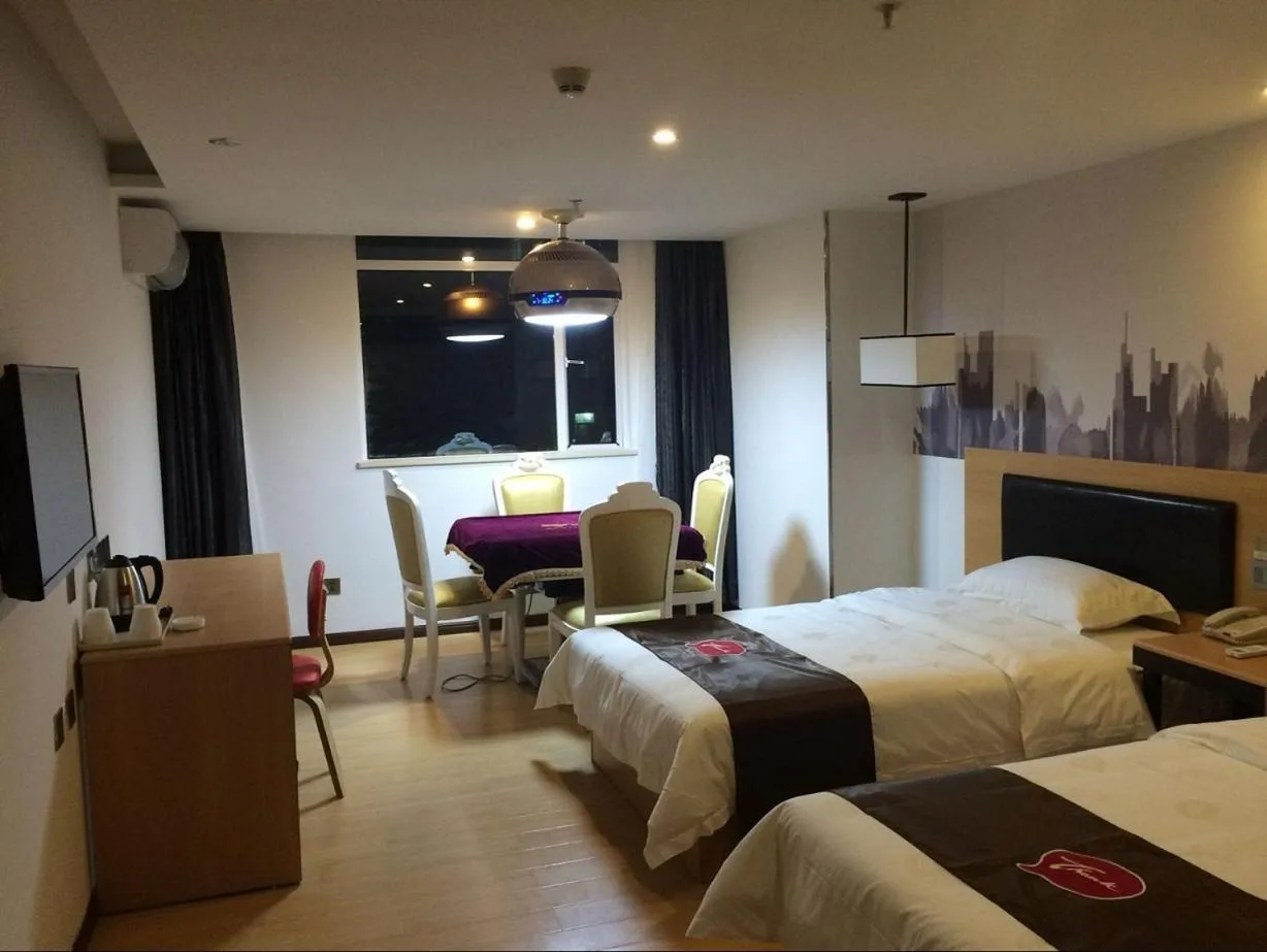Bed in Thank Inn Chain Hotel Guangdong Shenzhen Longhua Qinghu Subway Station