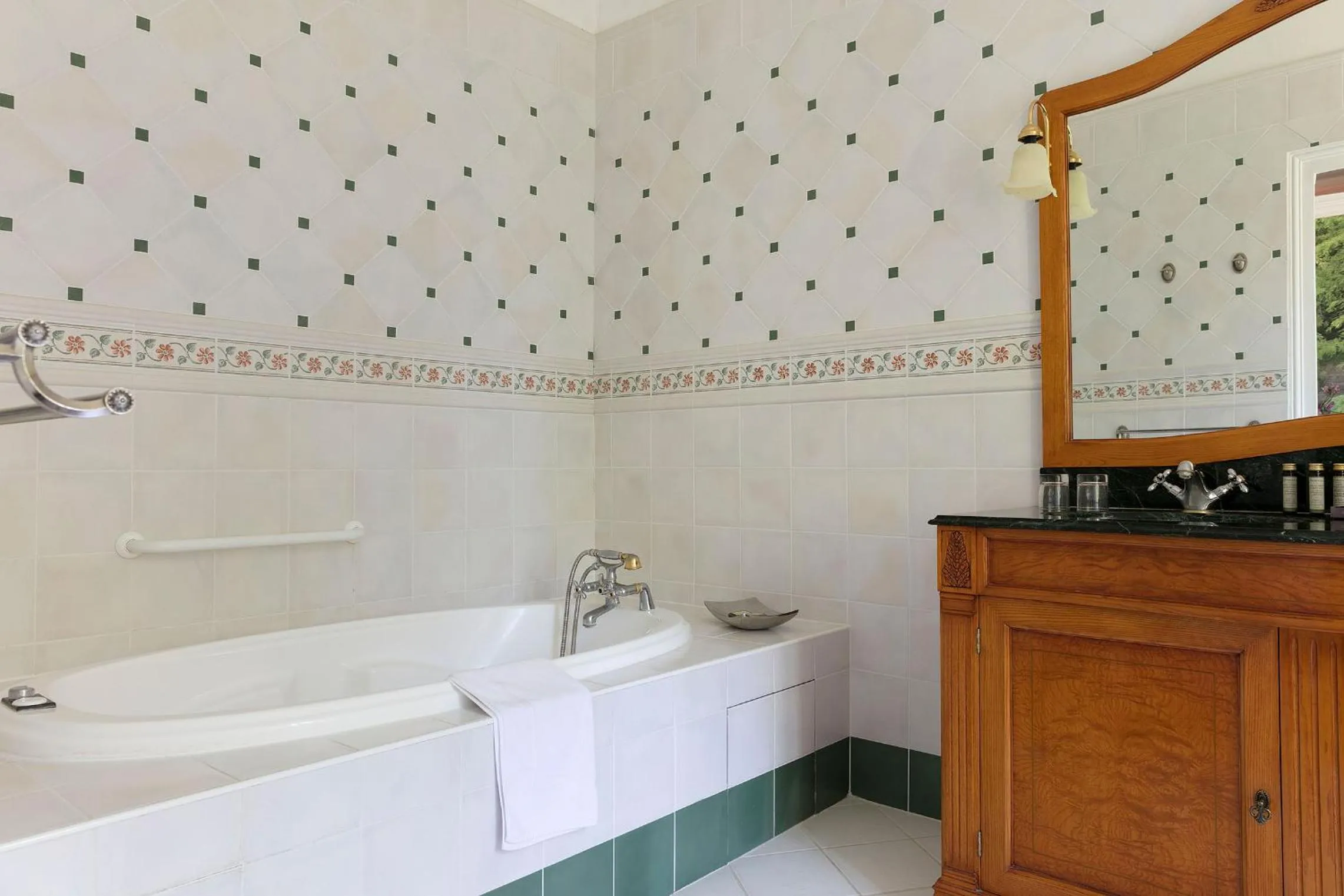 Bathroom in Hostellerie Du Château Les Muids