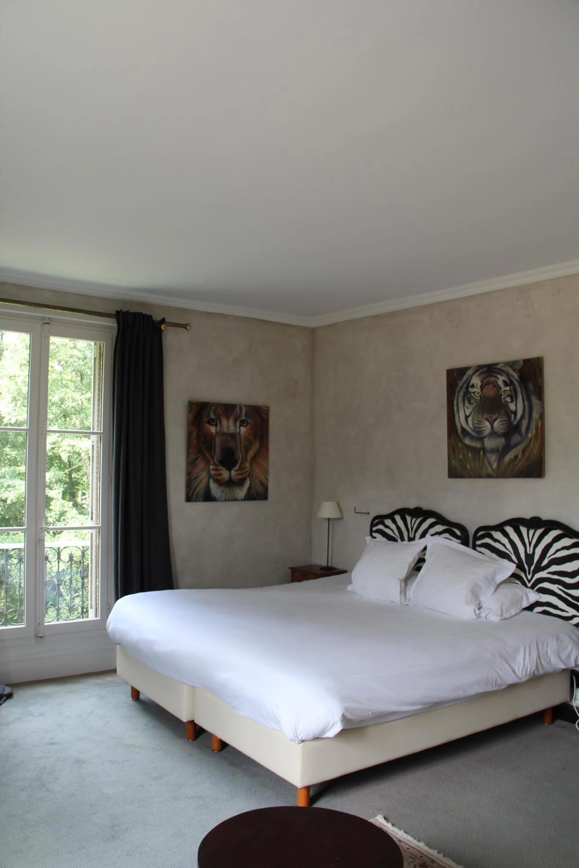 Bed in Hostellerie Du Château Les Muids