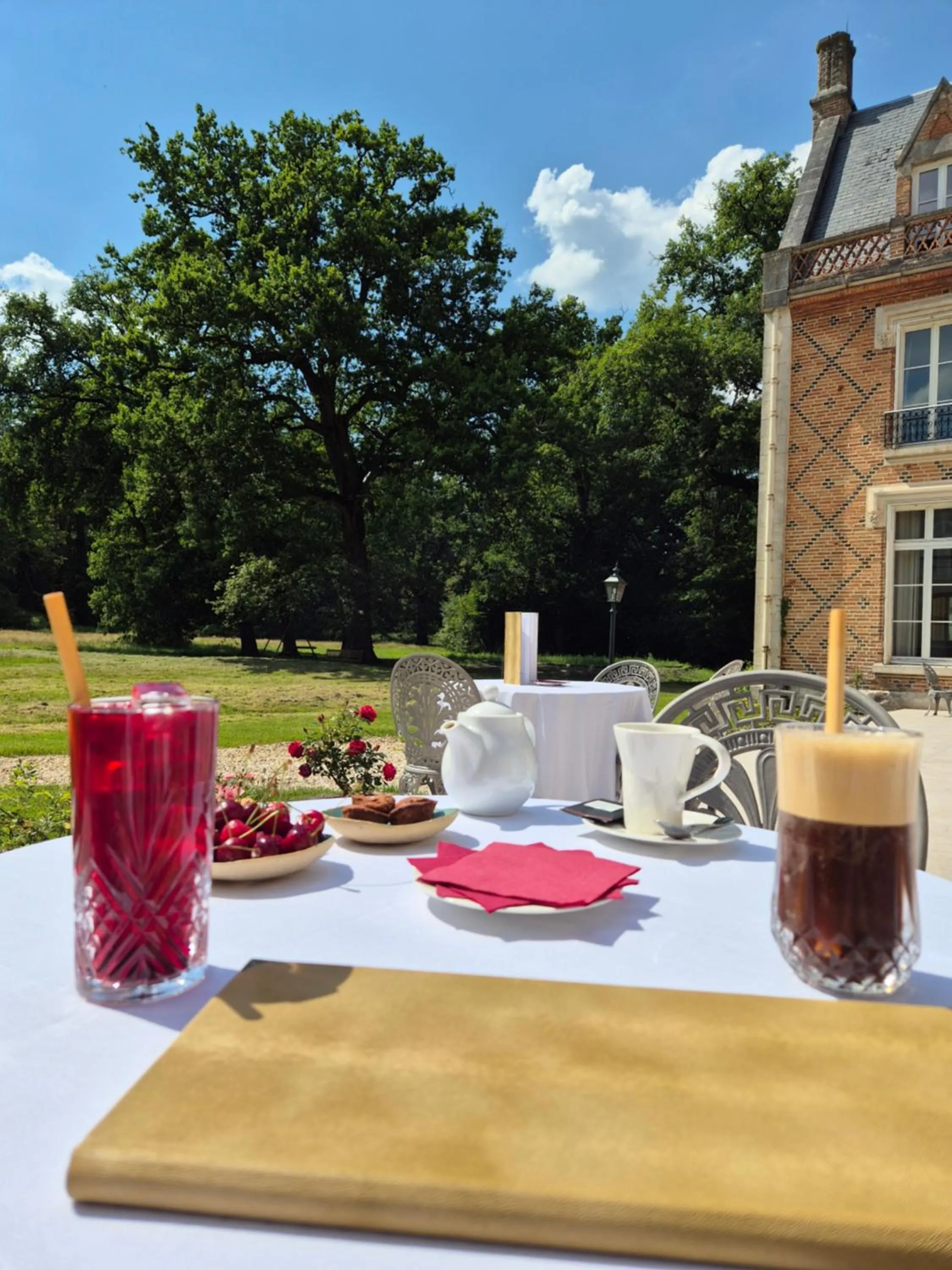 Restaurant/places to eat in Hostellerie Du Château Les Muids