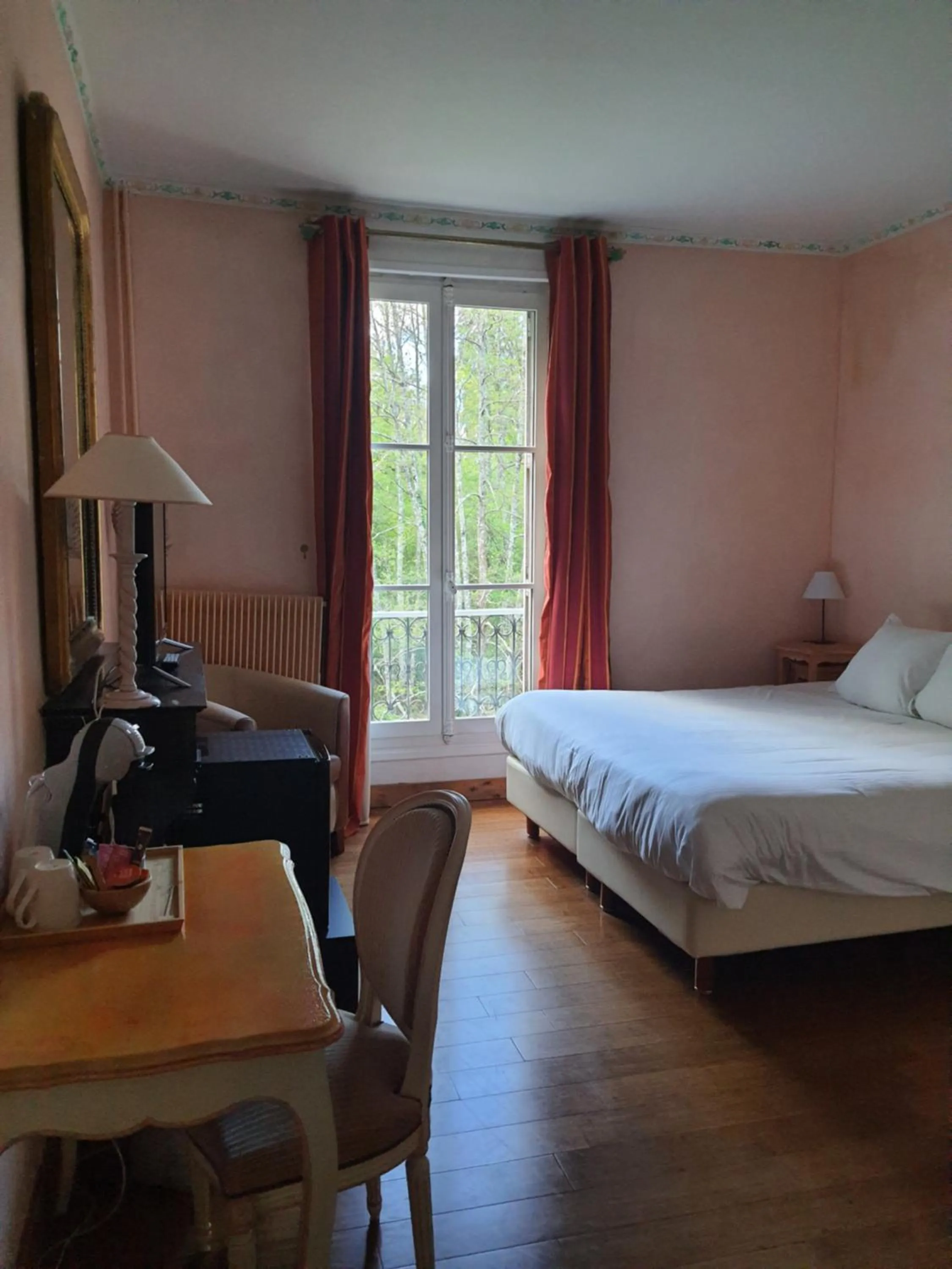 Bed in Hostellerie Du Château Les Muids