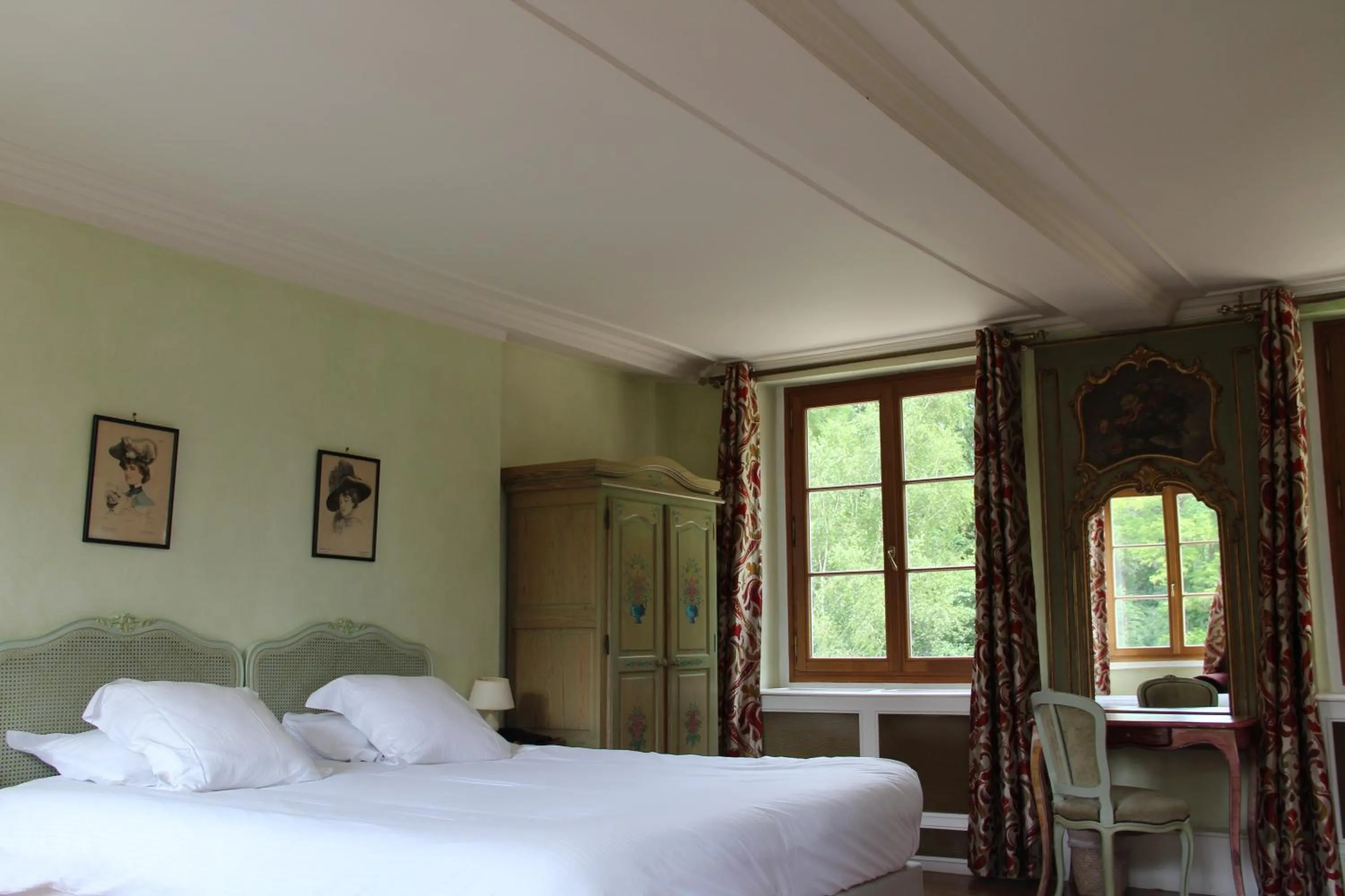 Bed in Hostellerie Du Château Les Muids