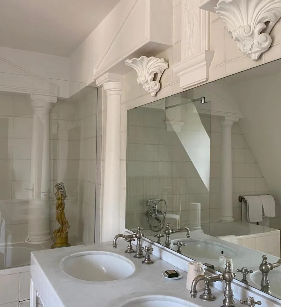 Bathroom in Hostellerie Du Château Les Muids