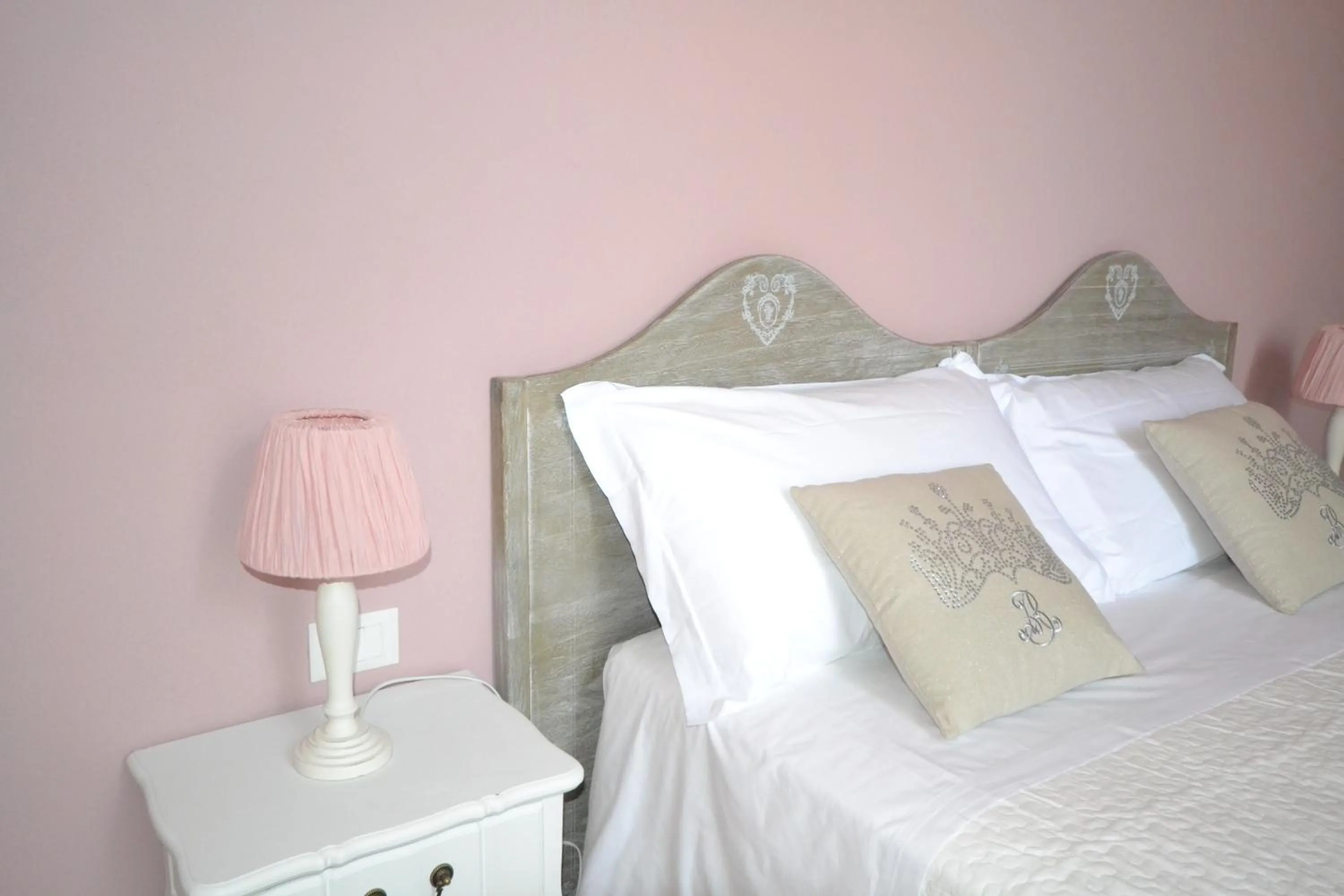 Decorative detail, Bed in Affittacamere Casa Dane'