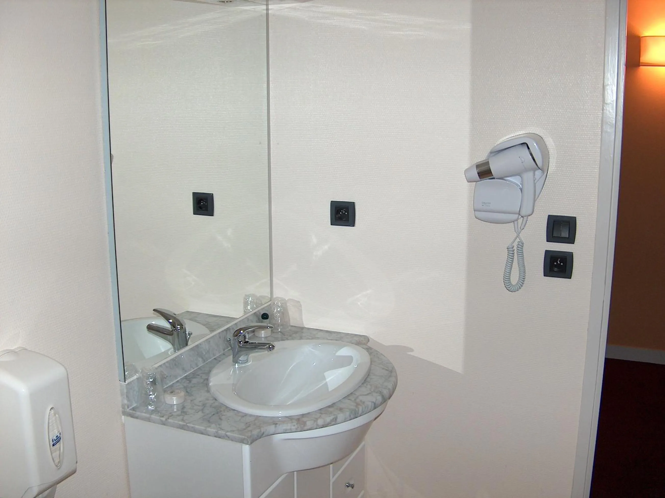 Bathroom in Hotel De Loire et Restaurant Les Bateliers