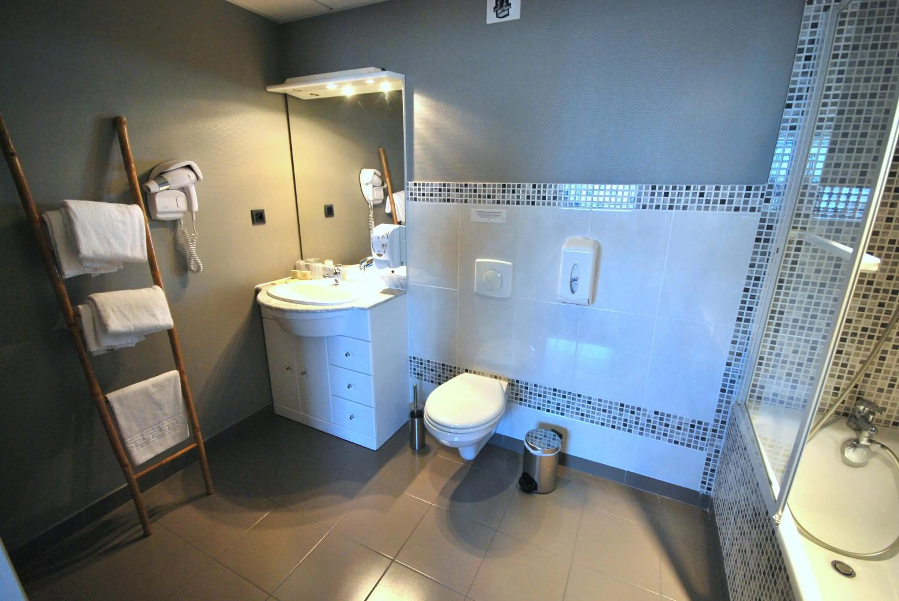 Bathroom in Hotel De Loire et Restaurant Les Bateliers