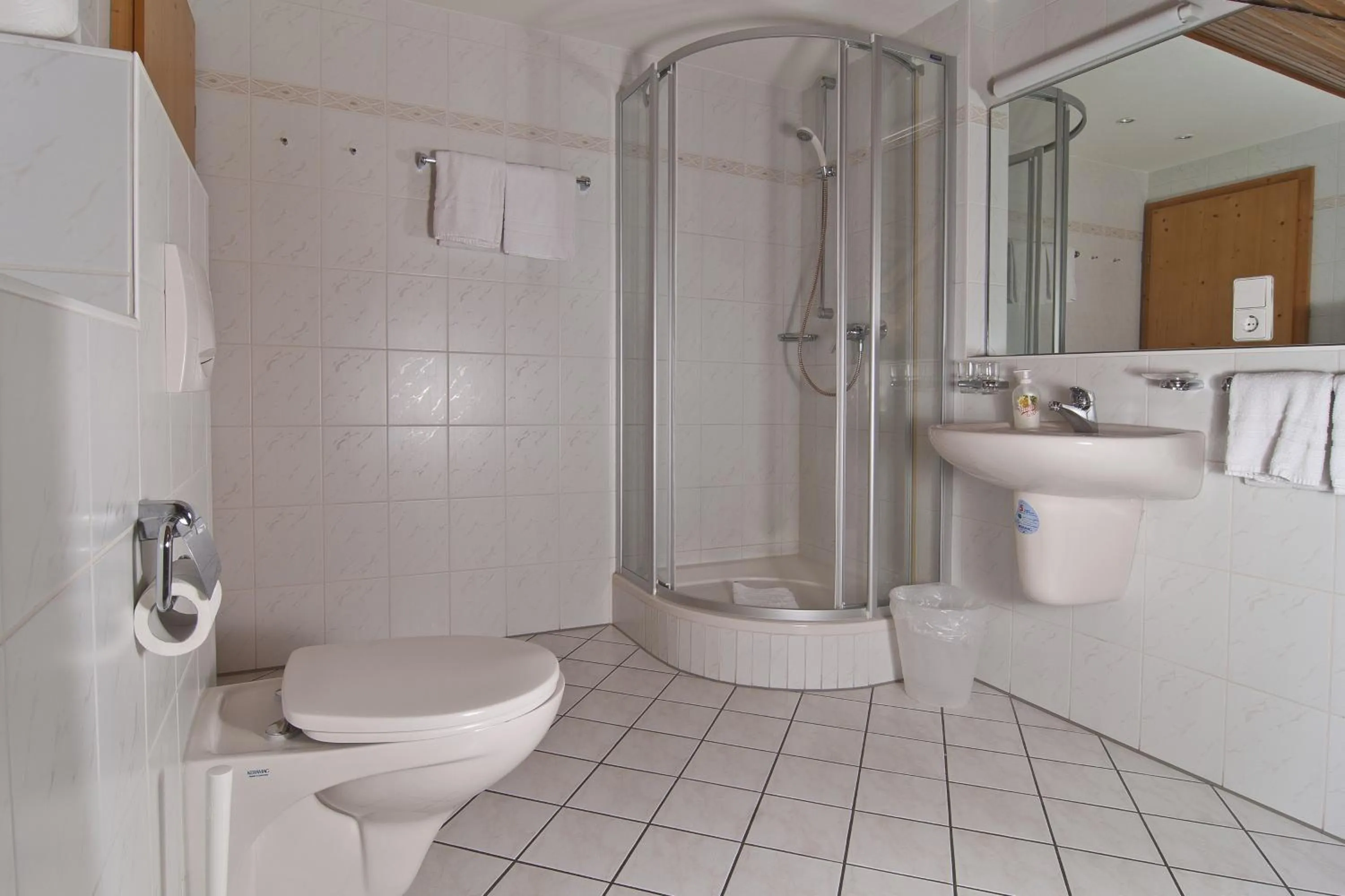 Bathroom in Action Forest Hotel - Kletterwald - Lasertag - nähe Badeparadies