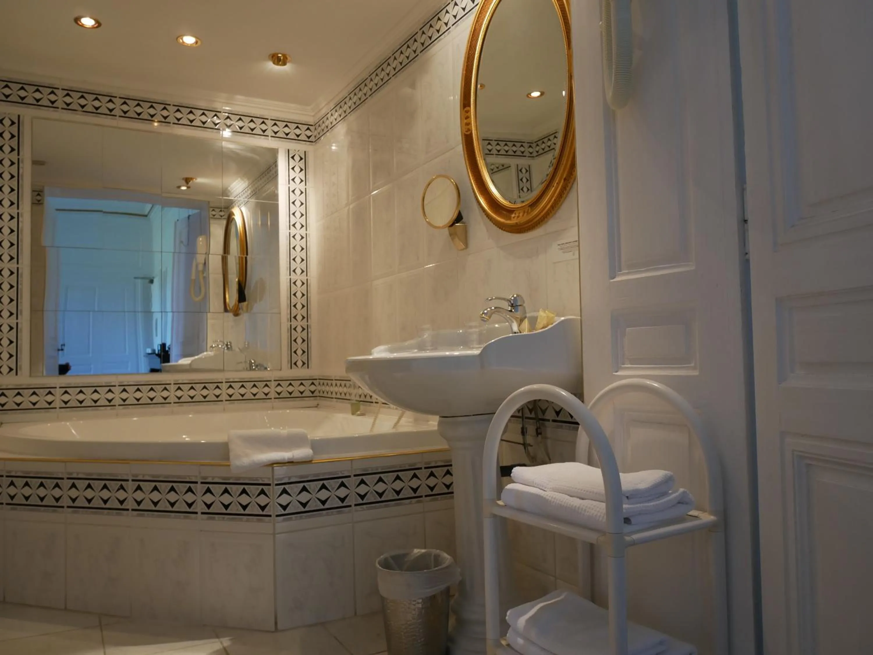 Bathroom in Hotel Du Parc - Manoir Du Baron Blanc