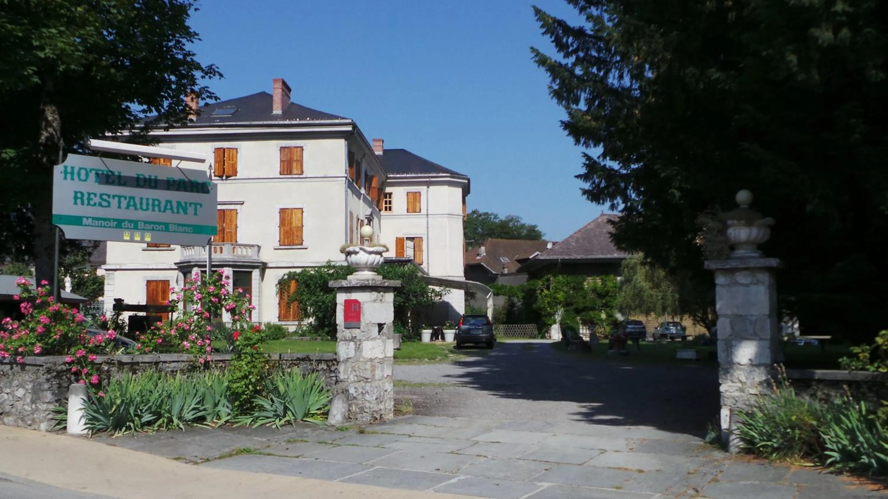 Facade/entrance in Hotel Du Parc - Manoir Du Baron Blanc