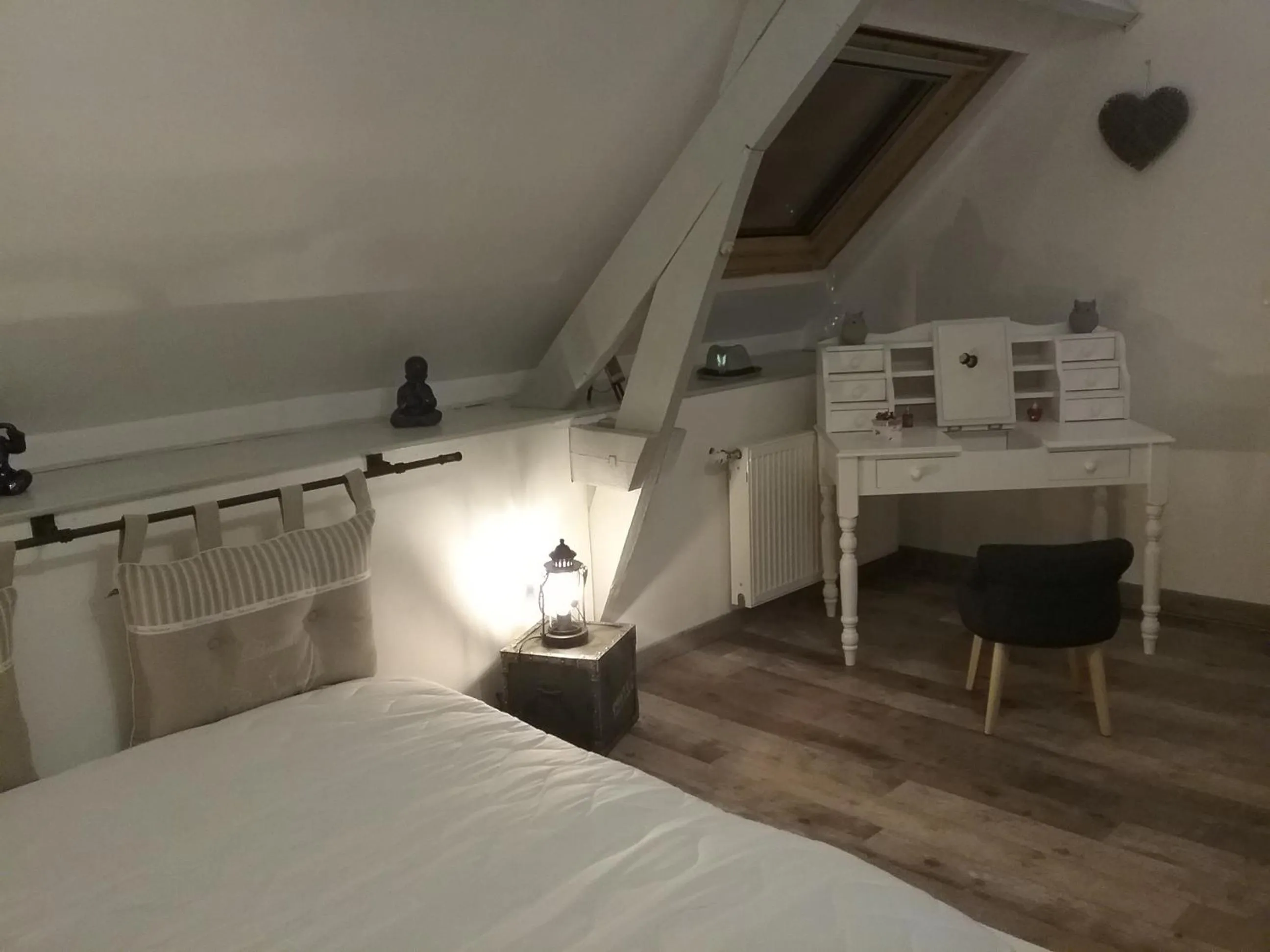 Photo of the whole room, Bed in Chambre d'hôtes "COQUELICOT"