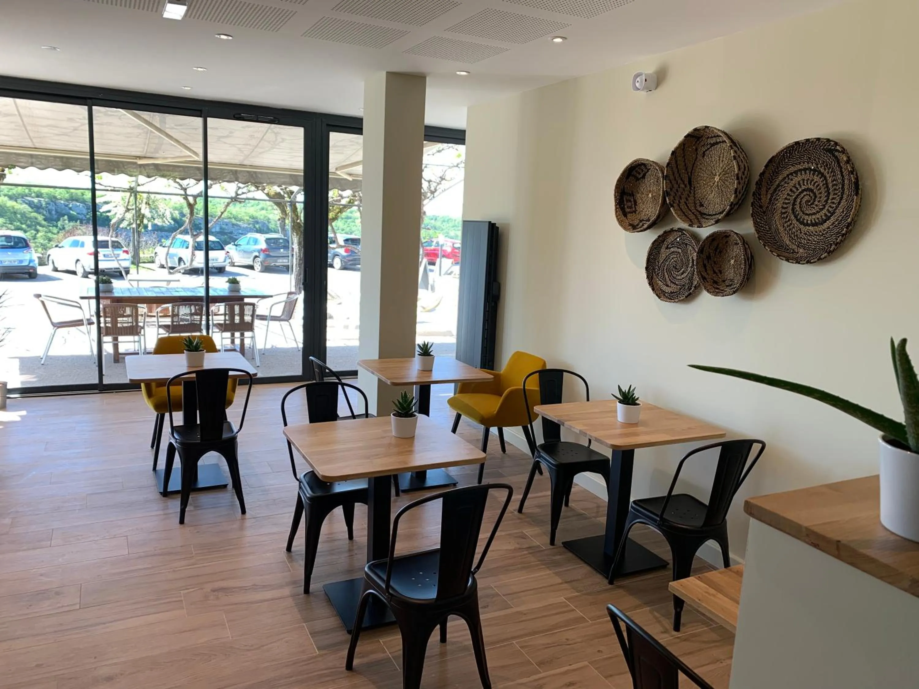 Lounge or bar in Logis Hôtels - Le Bellaroc - Hôtel 2 étoiles et Restaurant