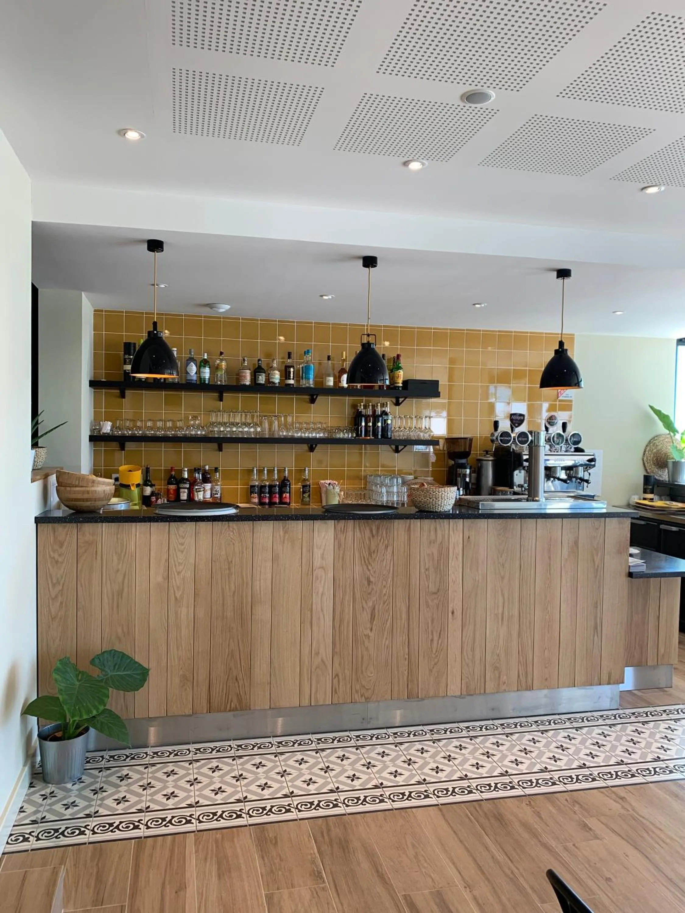 Lounge or bar in Logis Hôtels - Le Bellaroc - Hôtel 2 étoiles et Restaurant