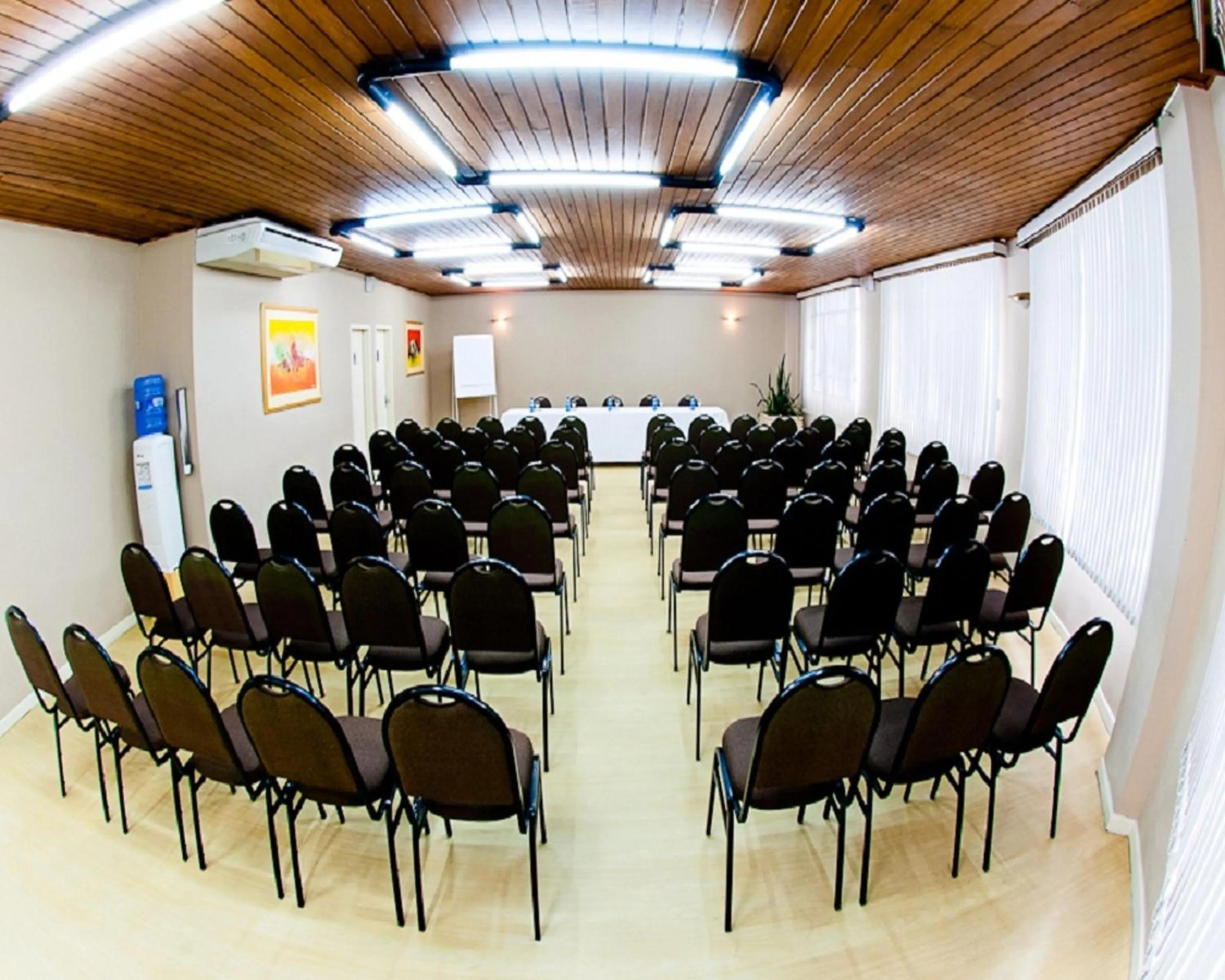 Business facilities in HOTEL DEL REY CURITIBA by POTY - NA FAMOSA RUA XV DE NOVEMBRO