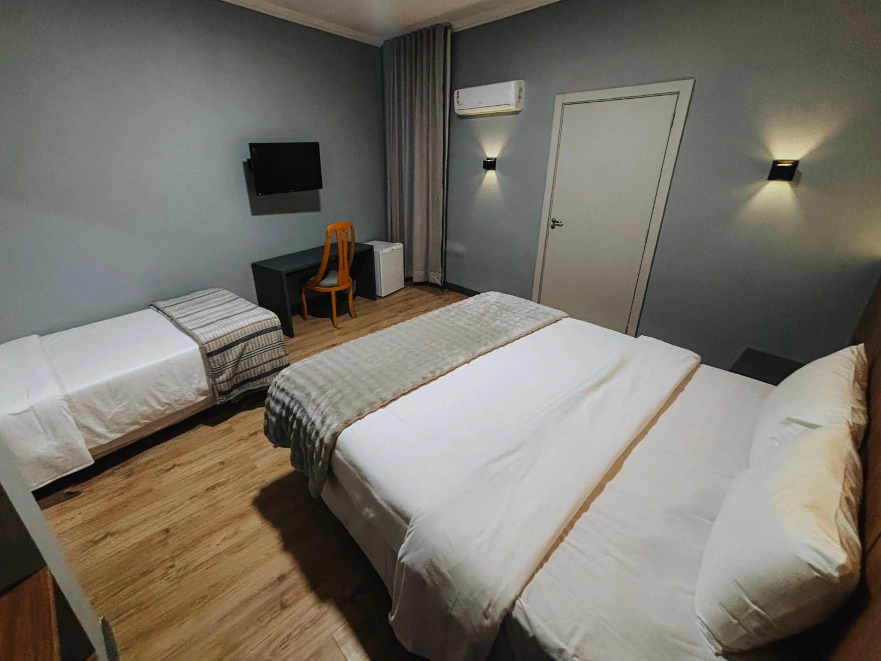 Bed in HOTEL DEL REY CURITIBA by POTY - NA FAMOSA RUA XV DE NOVEMBRO