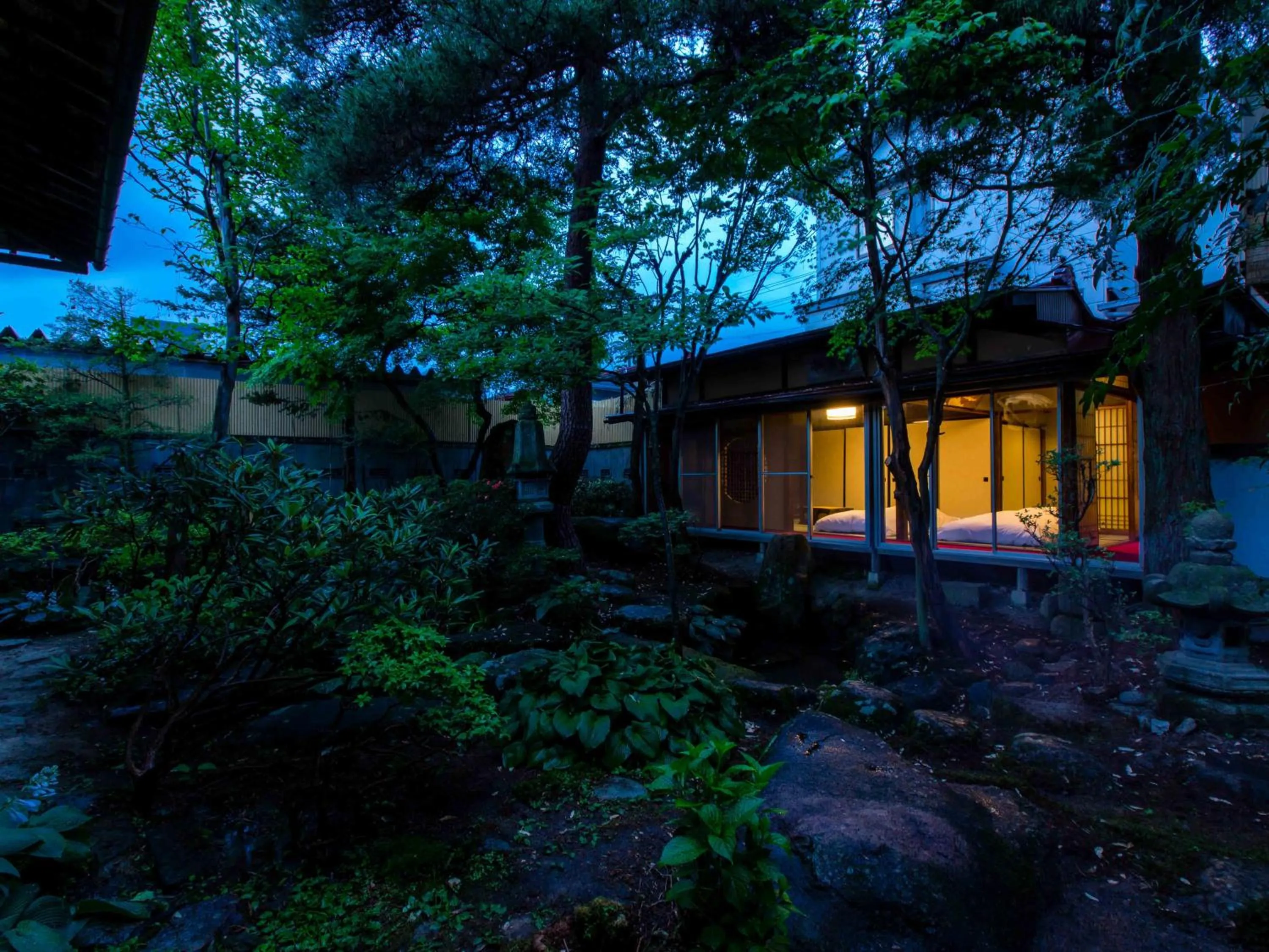 Night in Temple Hotel Takayama Zenkoji