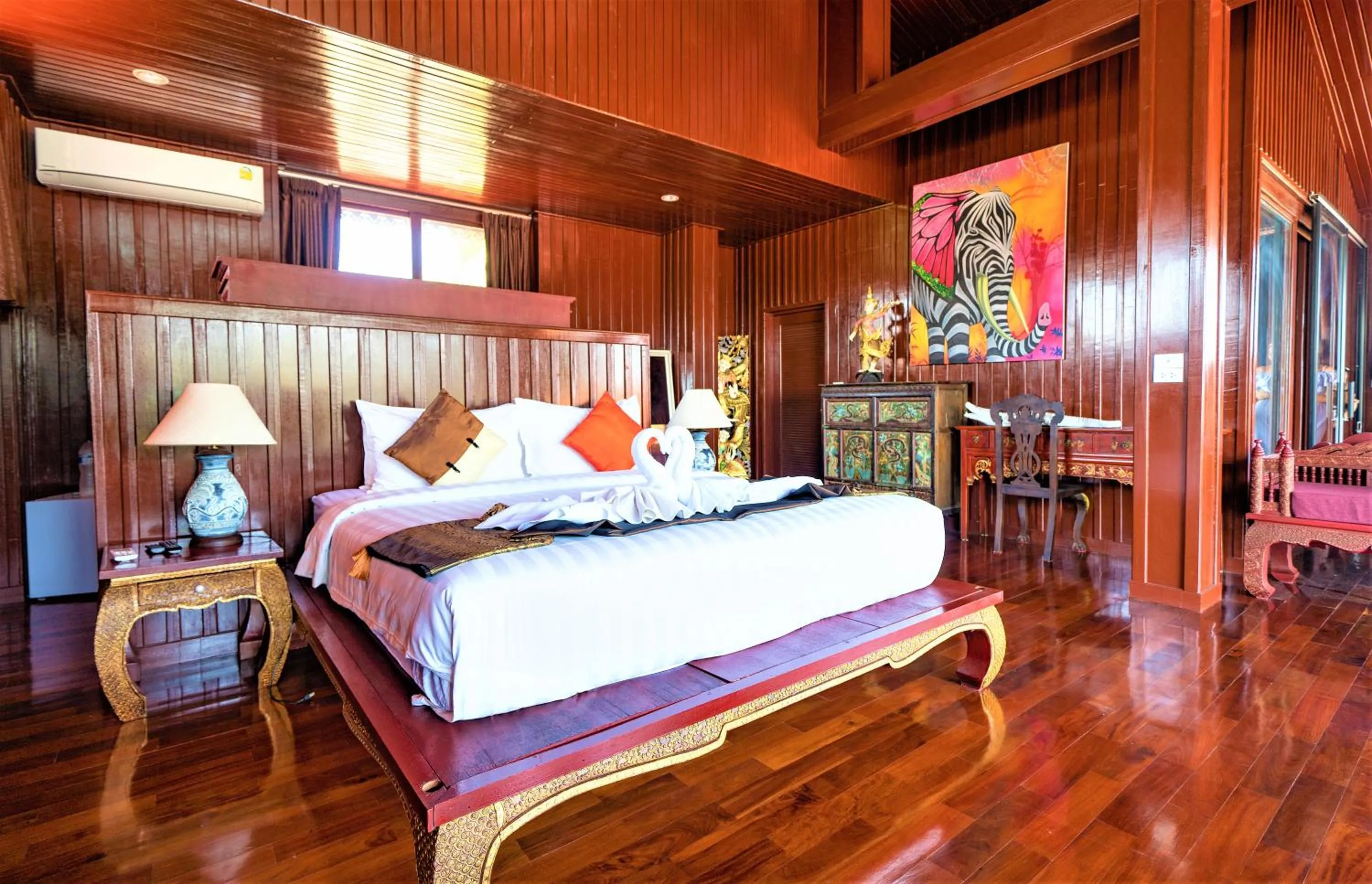 Bed in Erawan Villa Hotel