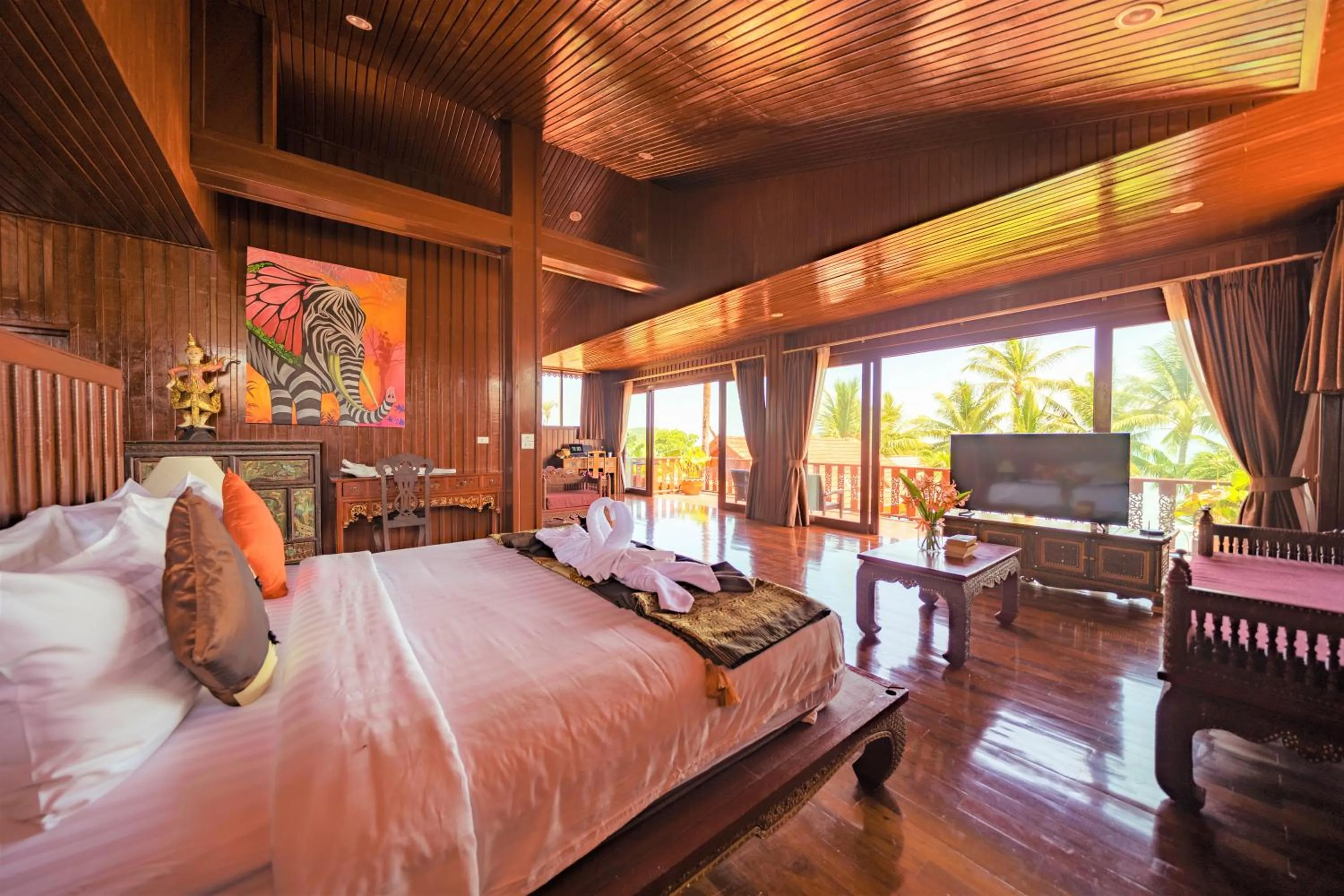 Bed in Erawan Villa Hotel