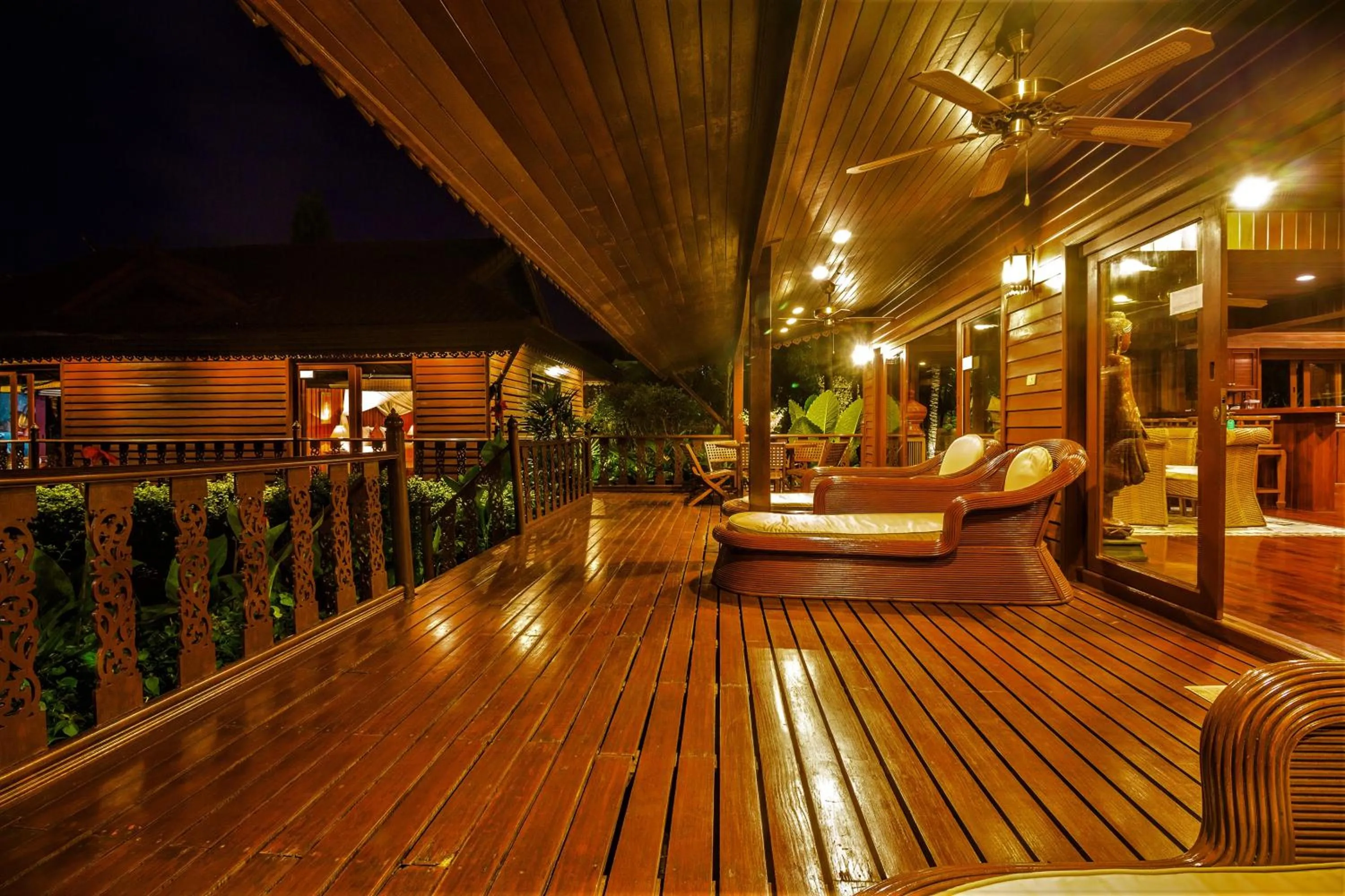 Restaurant/places to eat in Erawan Villa Hotel