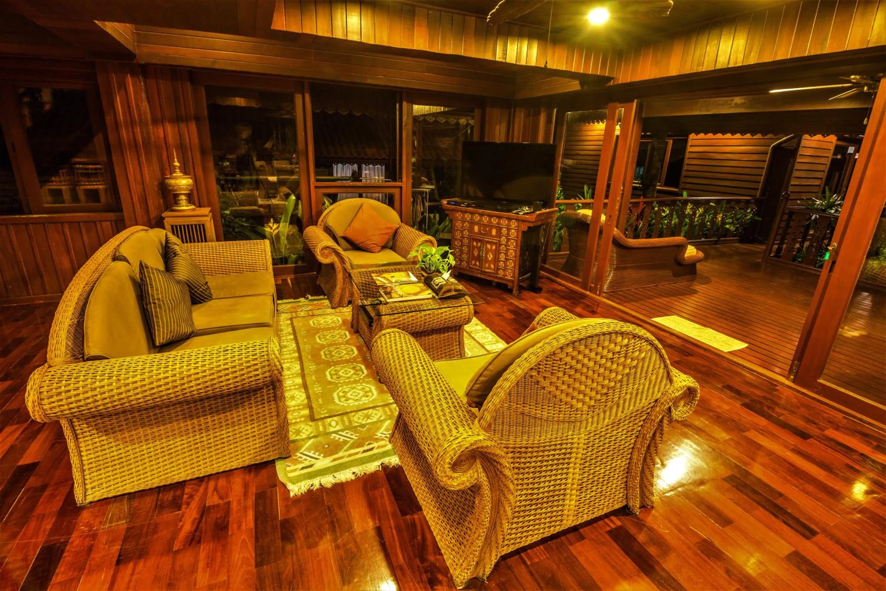 Communal lounge/ TV room in Erawan Villa Hotel