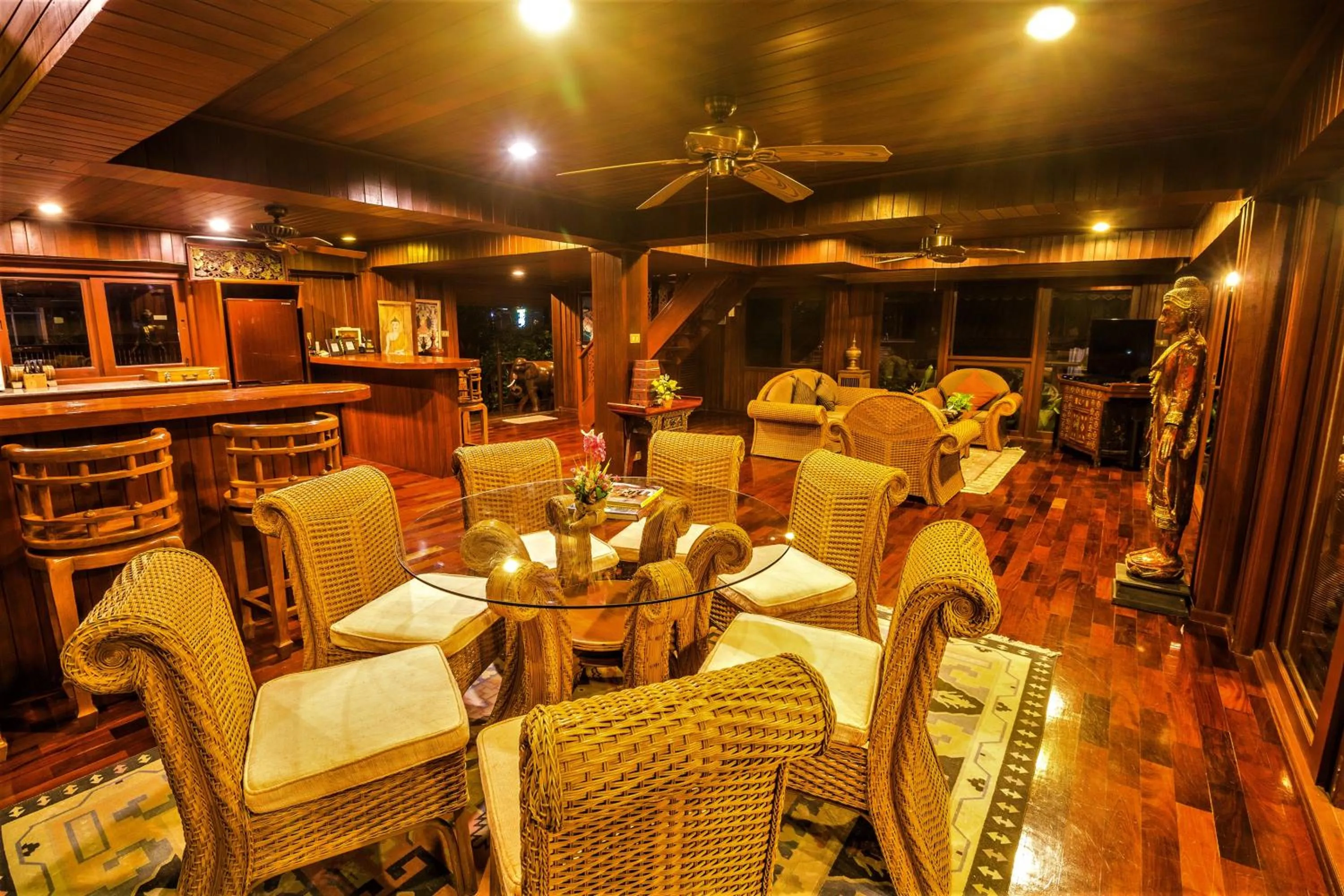 Restaurant/places to eat in Erawan Villa Hotel