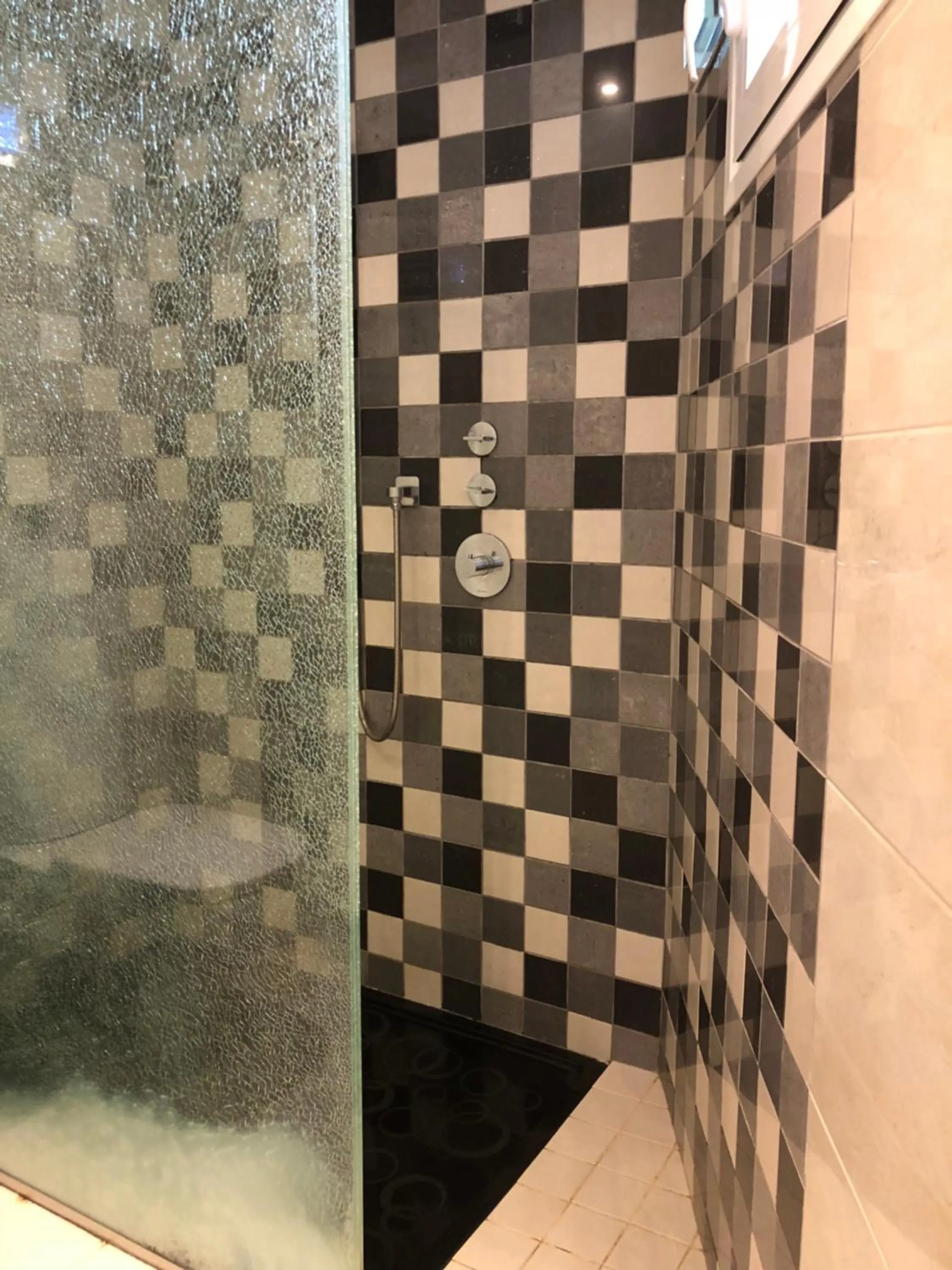 Shower in Los Geranios