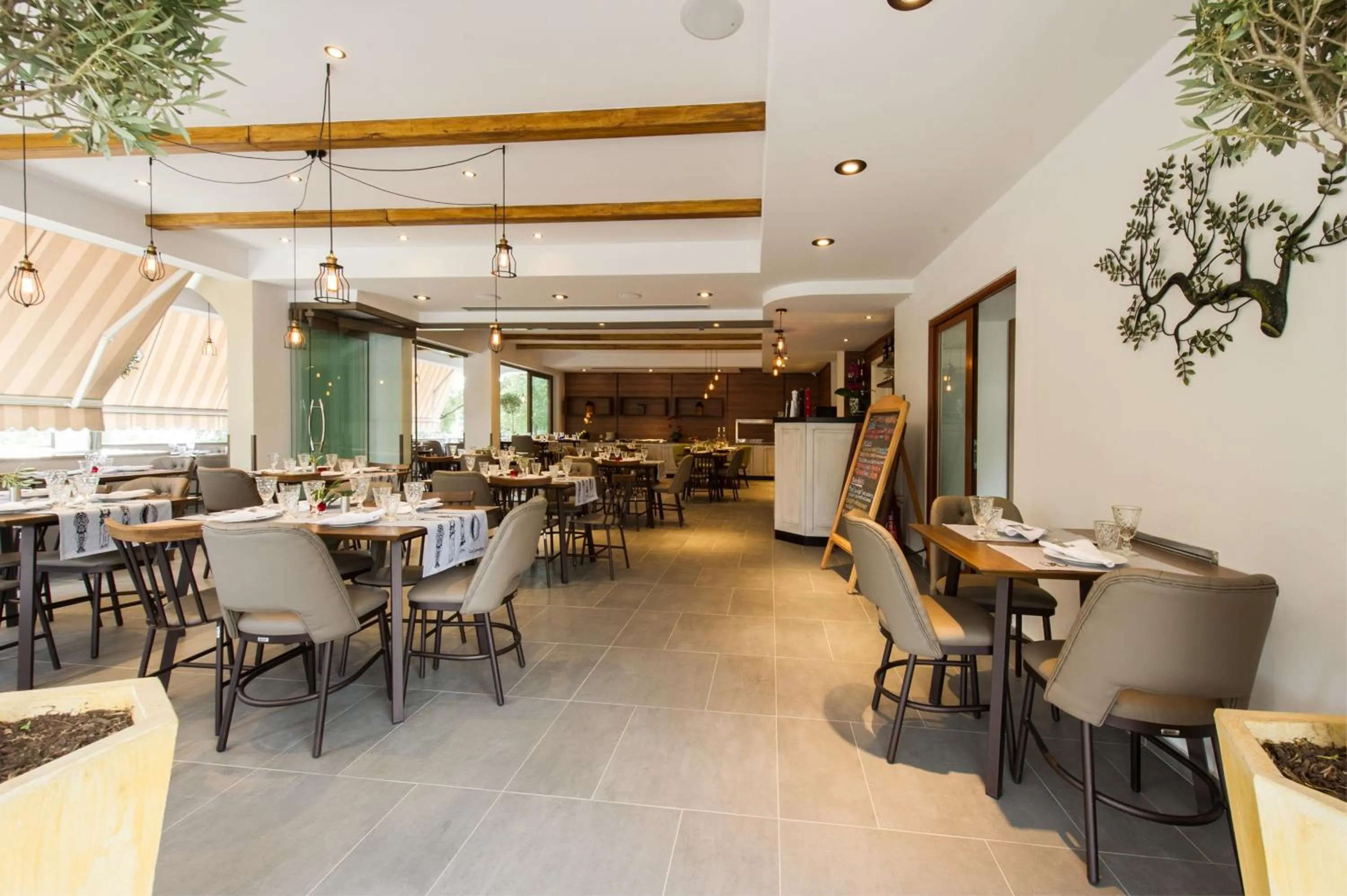 Restaurant/places to eat in Adams Hotel