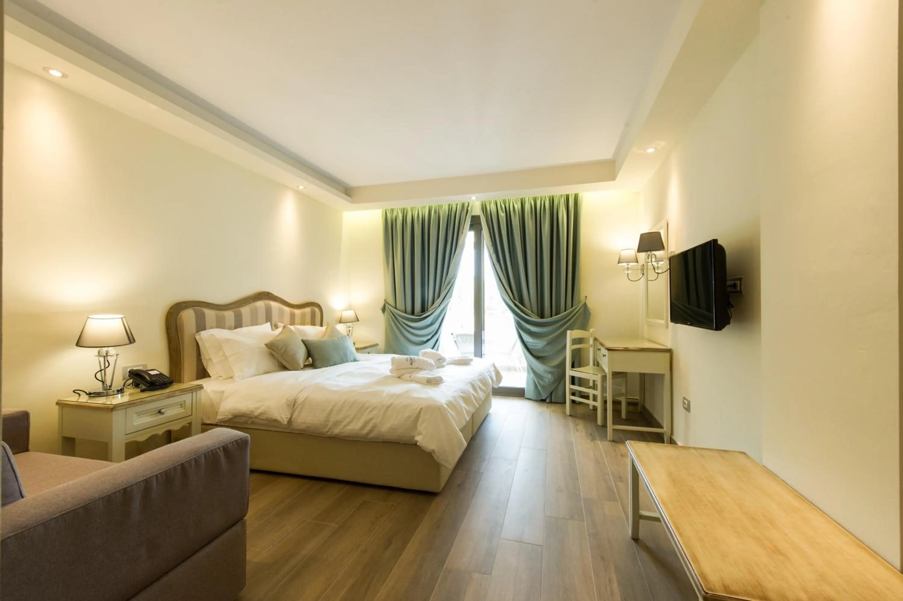 Bedroom, Bed in Adams Hotel