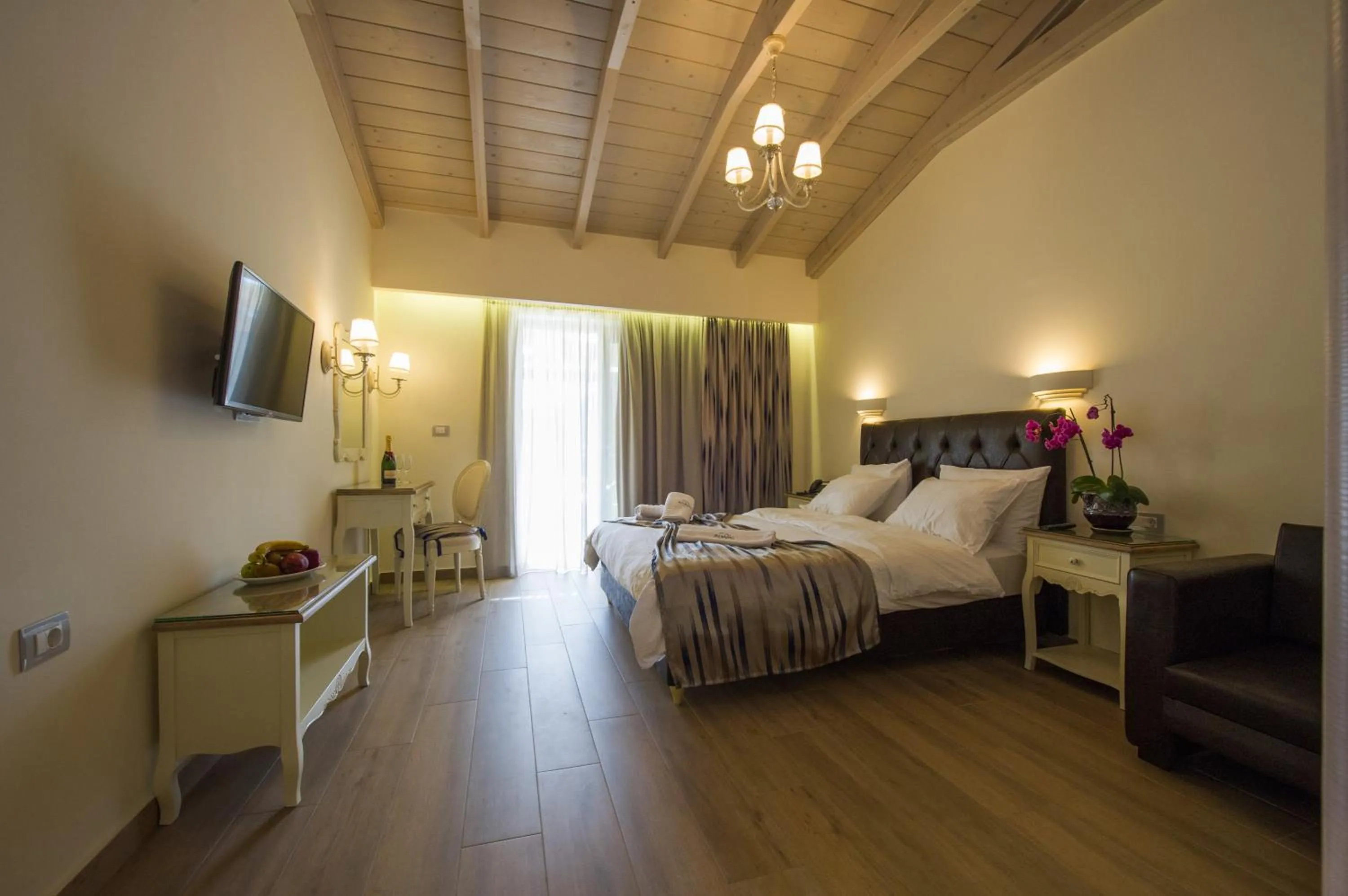 Photo of the whole room, Bed in Adams Hotel