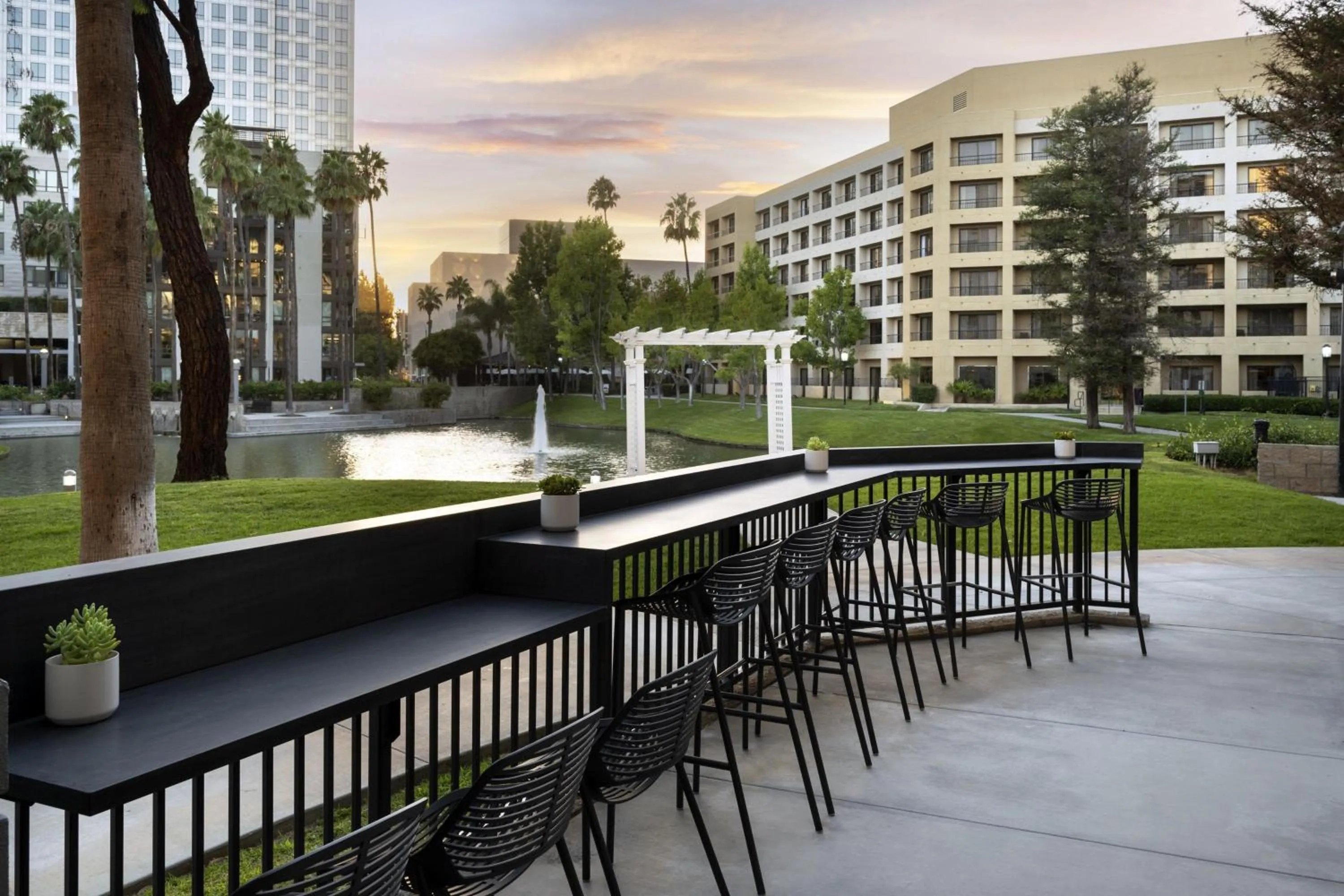 Lounge or bar in Costa Mesa Marriott